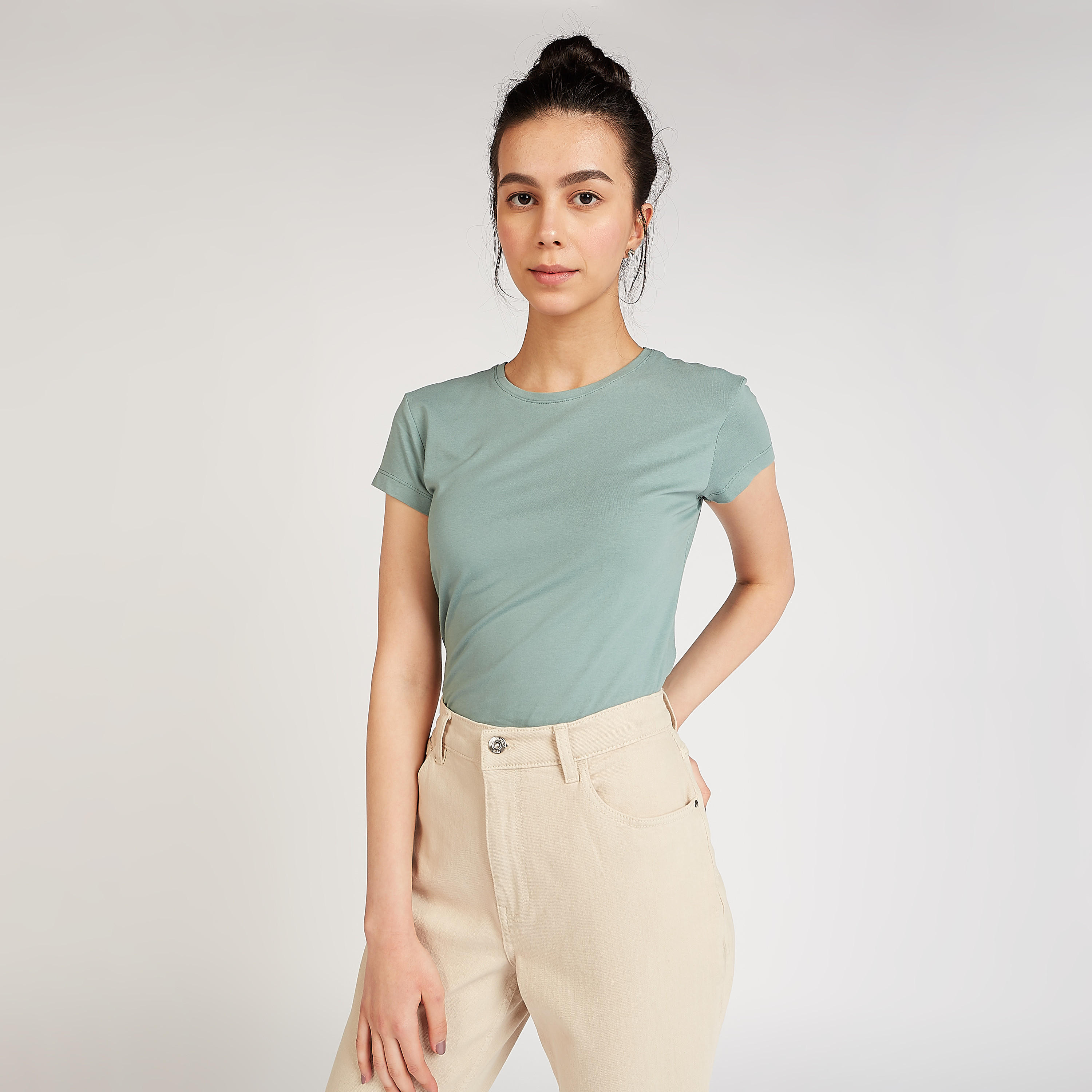 تيشيرت مستدام سادة بياقة ضيّقة وأكمام كاب-women-clothing-tshirts-image-11