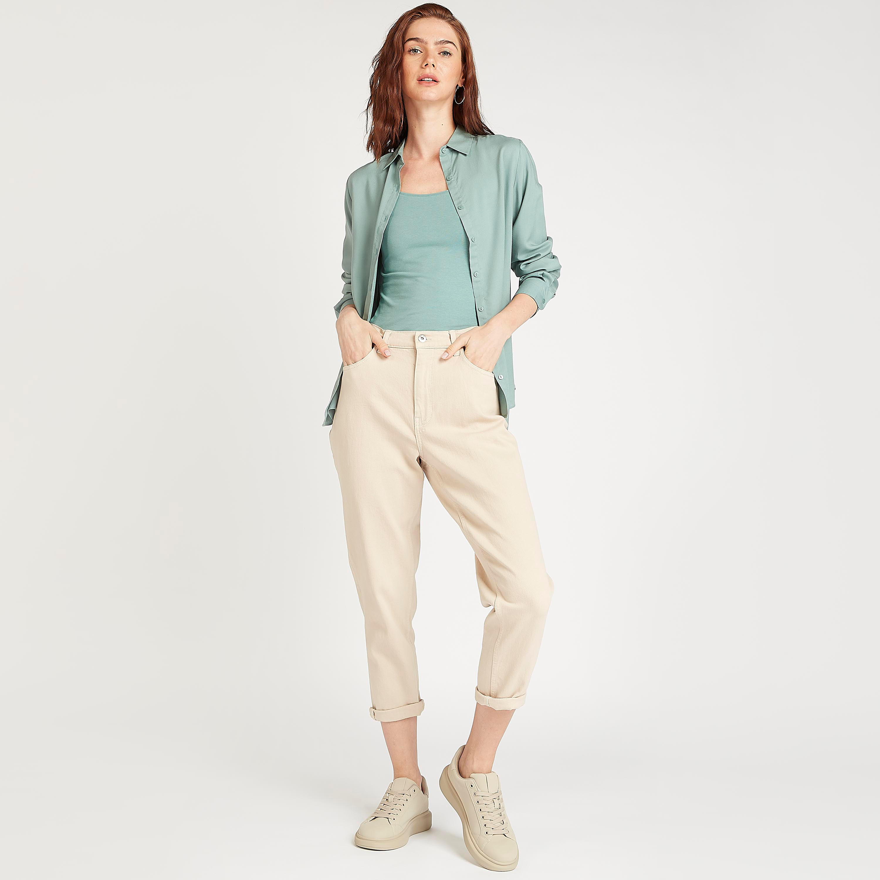 بلوزة كامي مستدامة سادة بياقة عميقة وحمّالات رفيعة-women-clothing-tshirts-image-2