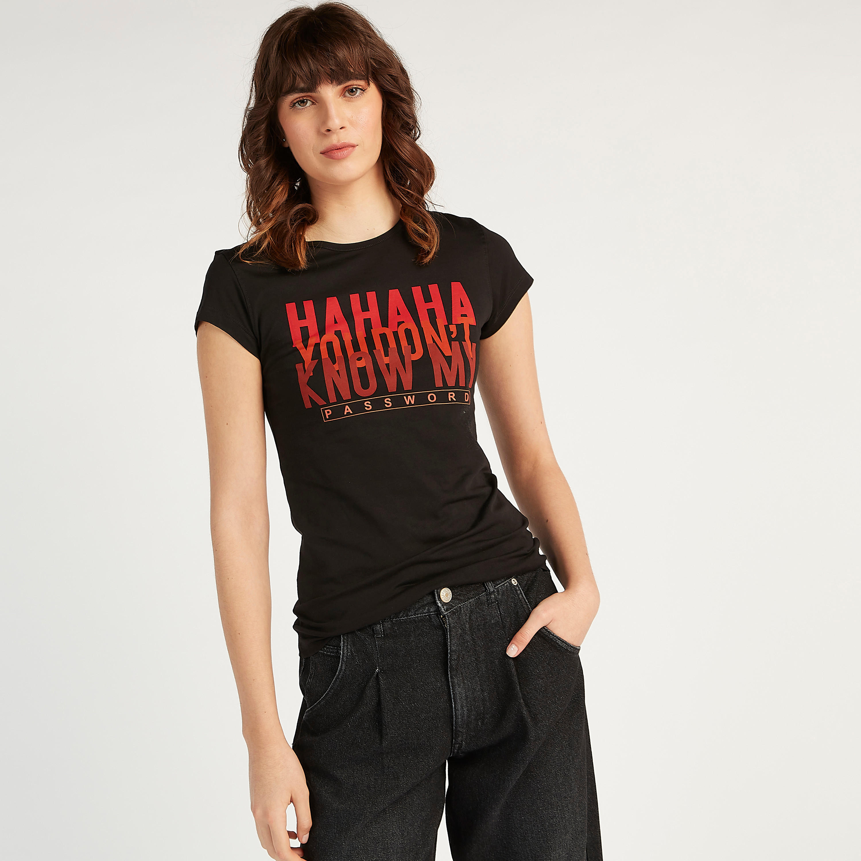 تيشيرت بياقة ضيّقة وأكمام كاب وطبعات تايبوجرافيك-women-clothing-tshirts-image-1