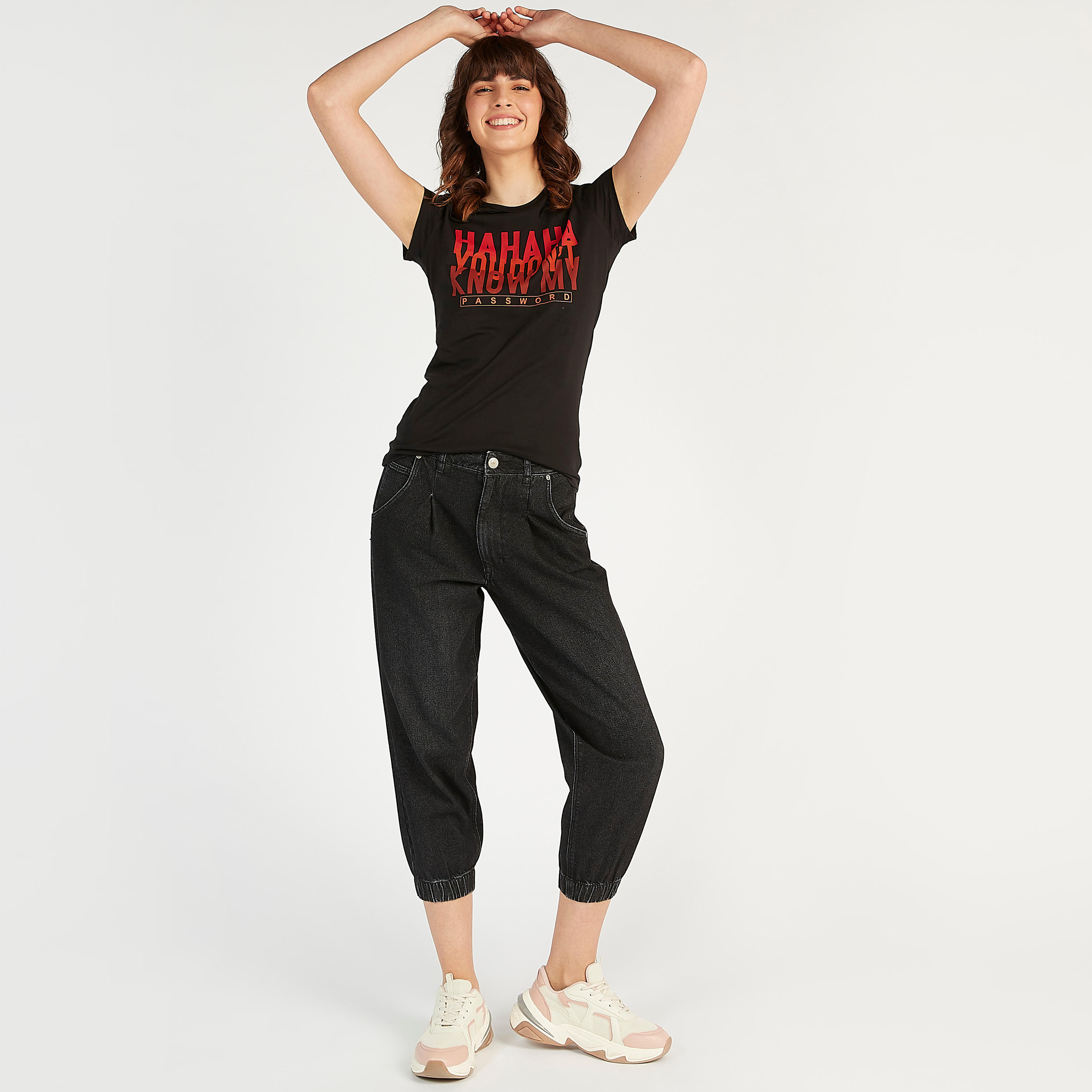 تيشيرت بياقة ضيّقة وأكمام كاب وطبعات تايبوجرافيك-women-clothing-tshirts-image-2