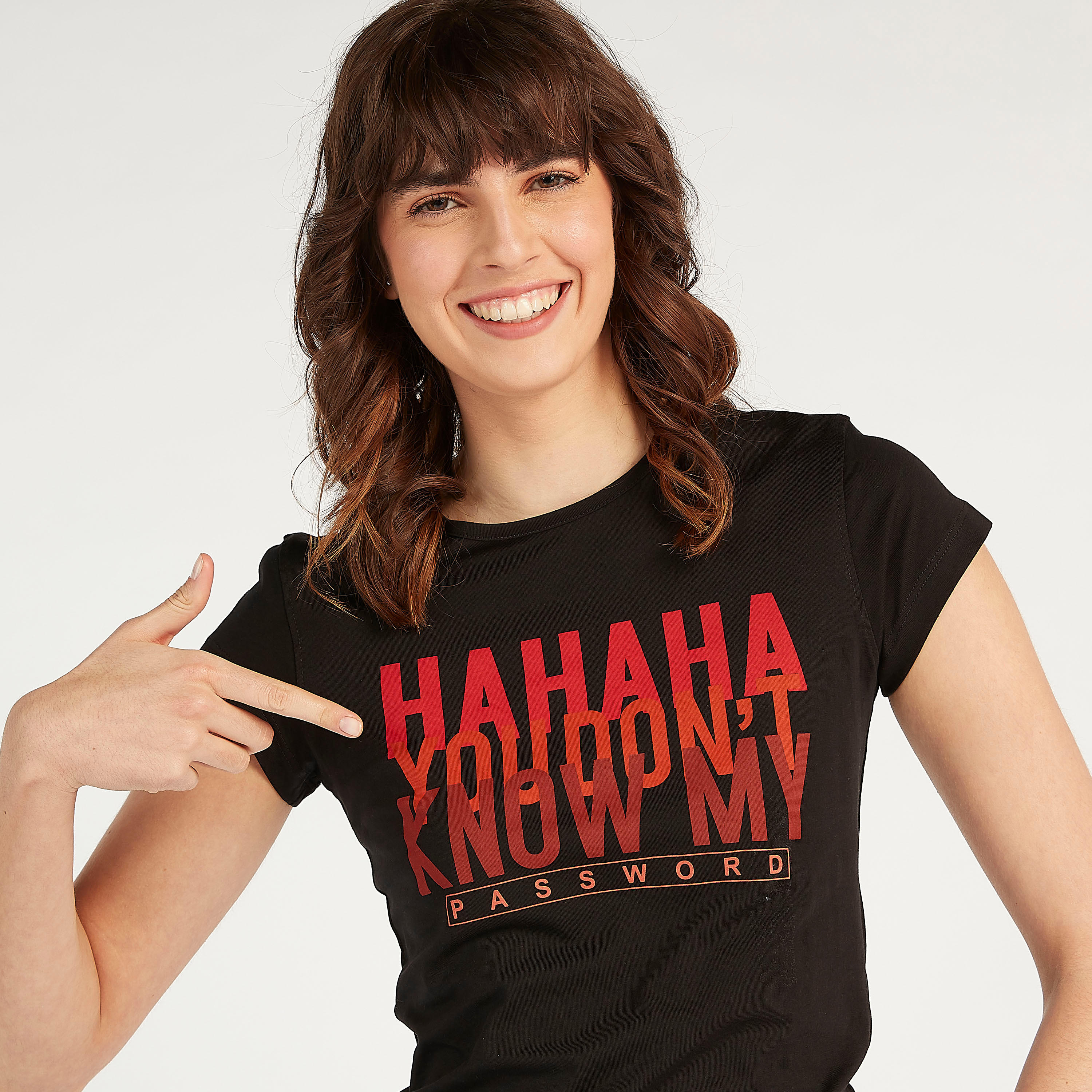 تيشيرت بياقة ضيّقة وأكمام كاب وطبعات تايبوجرافيك-women-clothing-tshirts-image-3