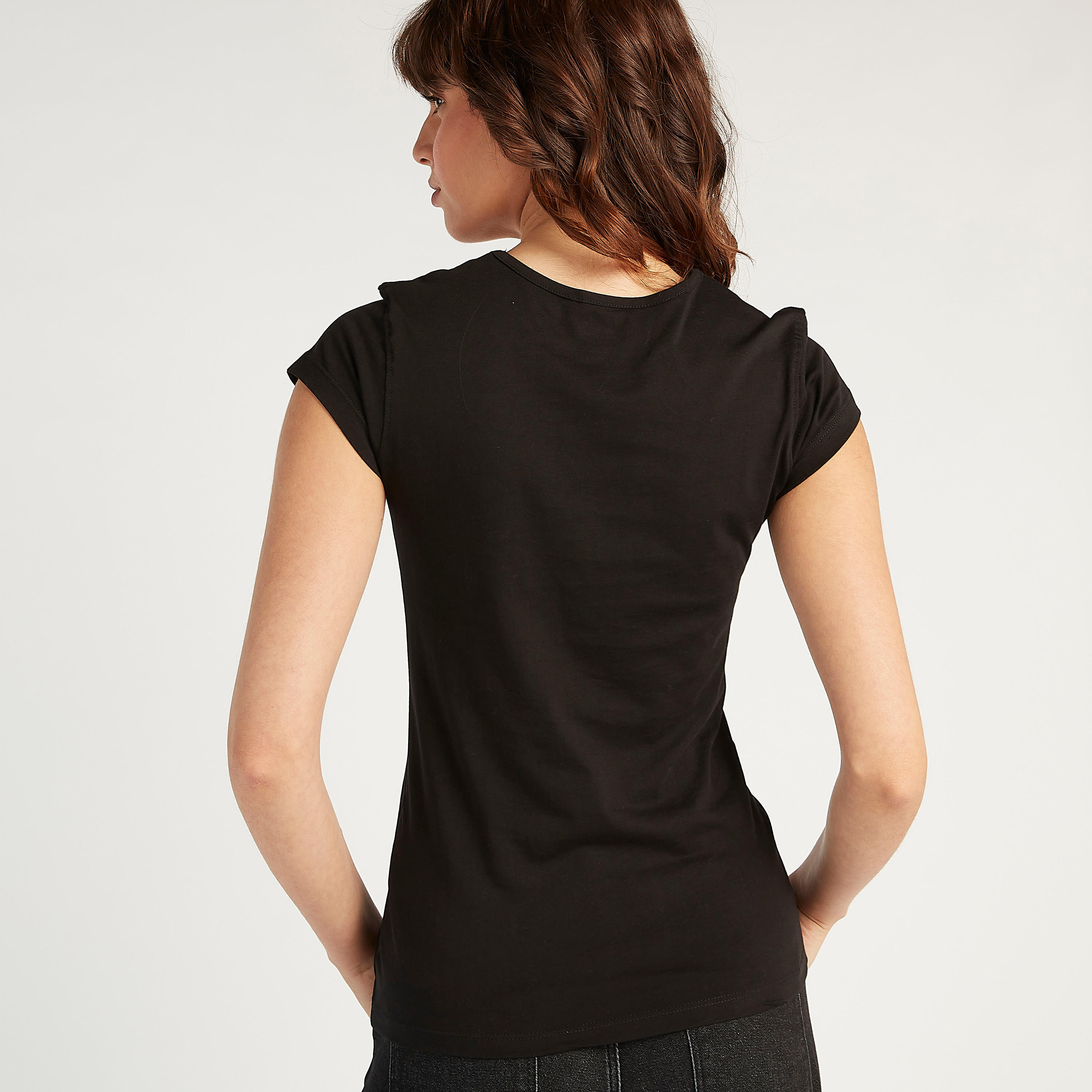 تيشيرت بياقة ضيّقة وأكمام كاب وطبعات تايبوجرافيك-women-clothing-tshirts-image-4