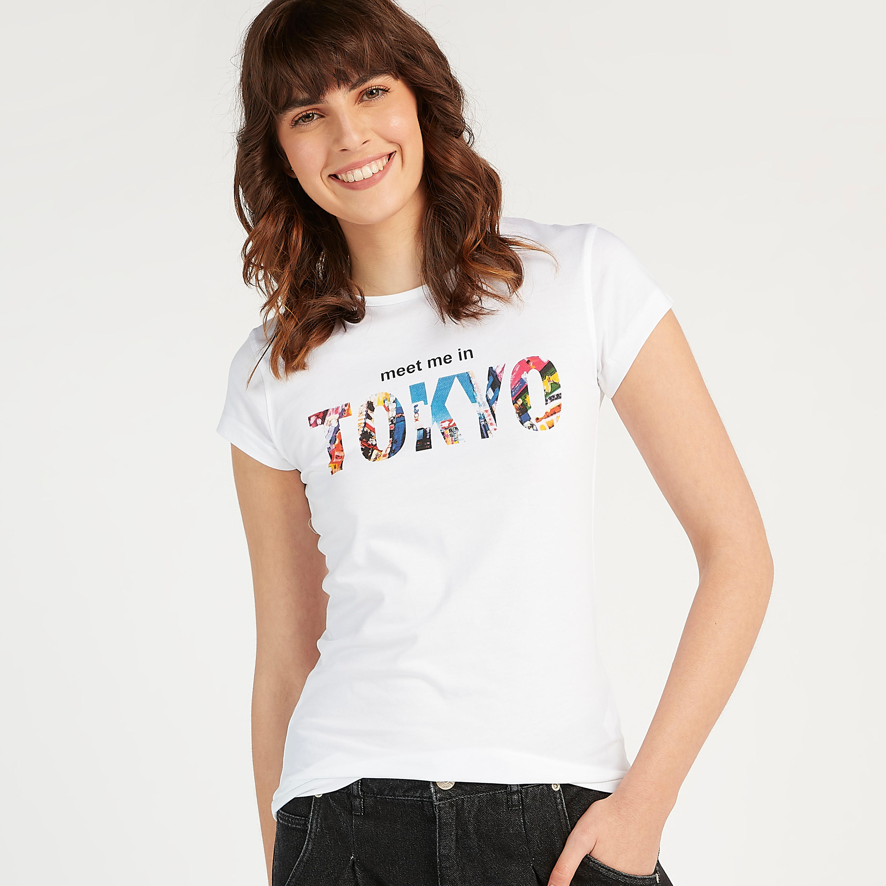 تيشيرت مستدام بياقة ضيّقة وأكمام كاب وطبعات شعار-women-clothing-tshirts-image-4