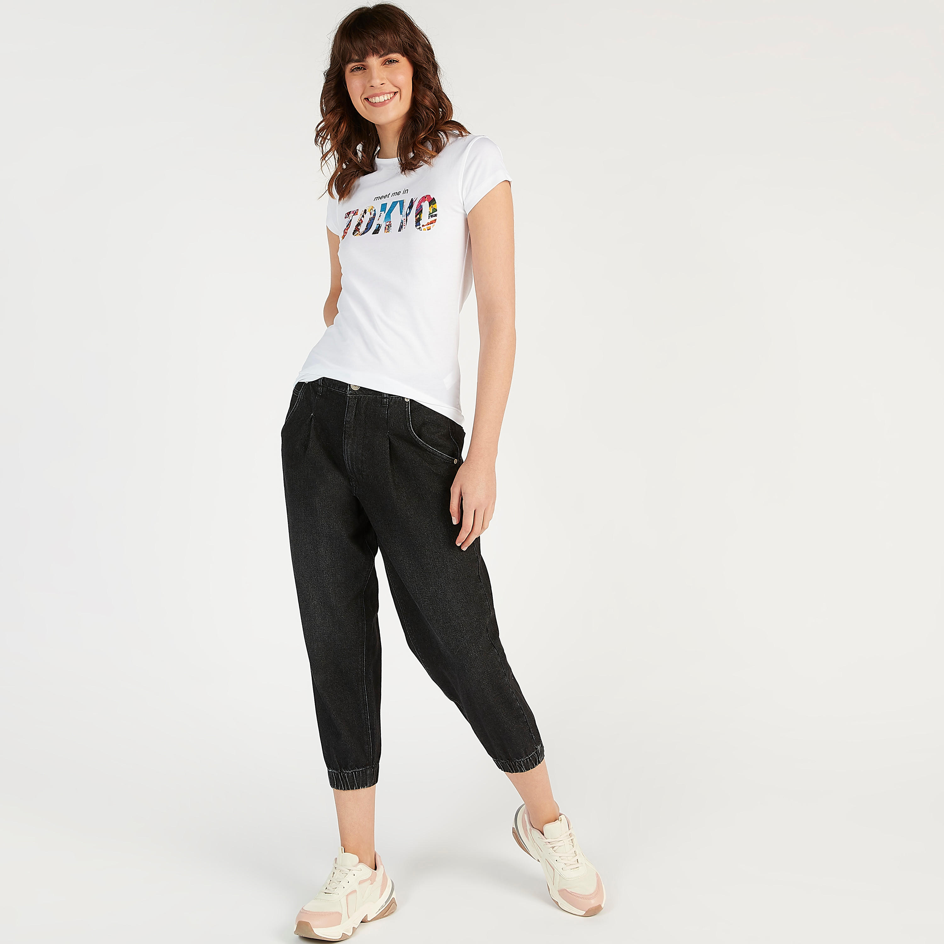 تيشيرت مستدام بياقة ضيّقة وأكمام كاب وطبعات شعار-women-clothing-tshirts-image-3