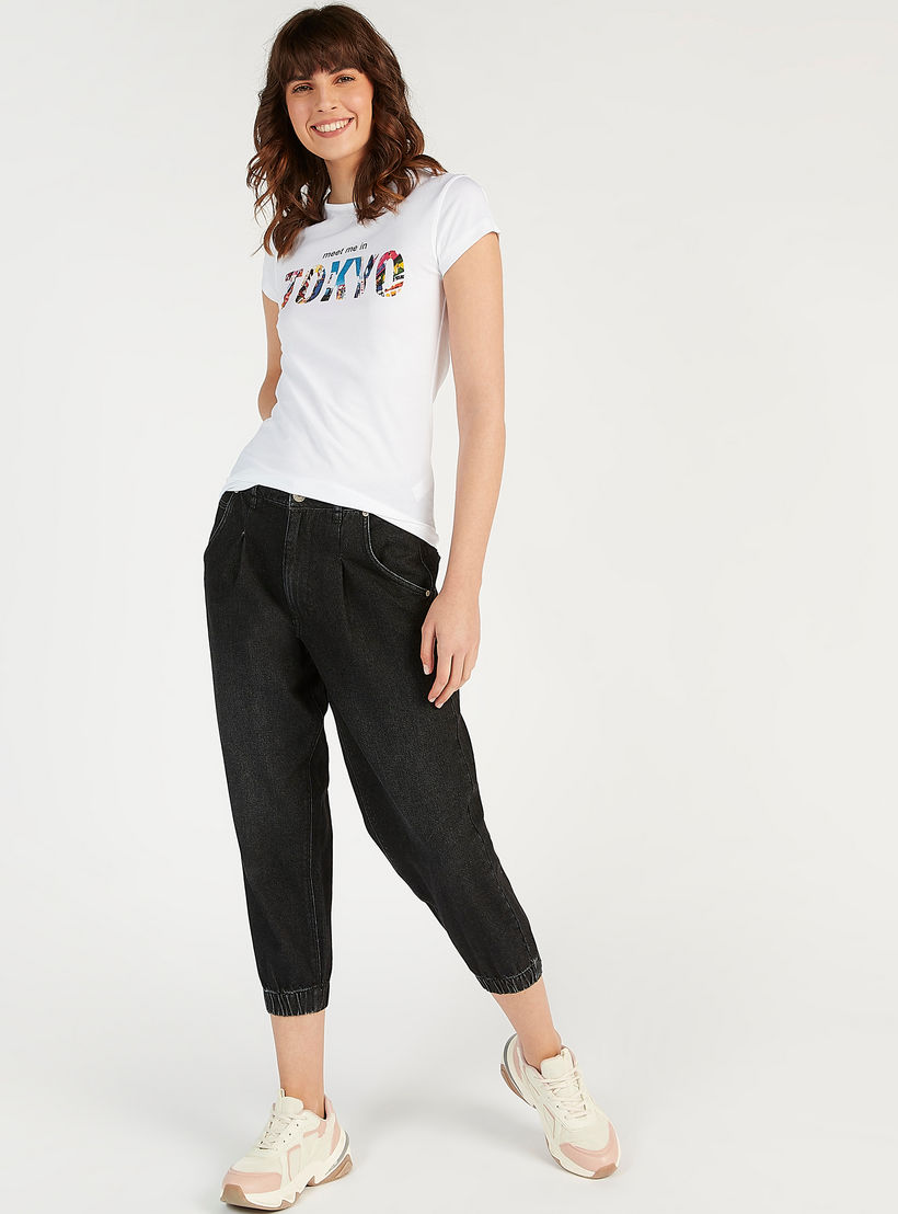 تيشيرت مستدام بياقة ضيّقة وأكمام كاب وطبعات شعار-women-clothing-tshirts-image-3