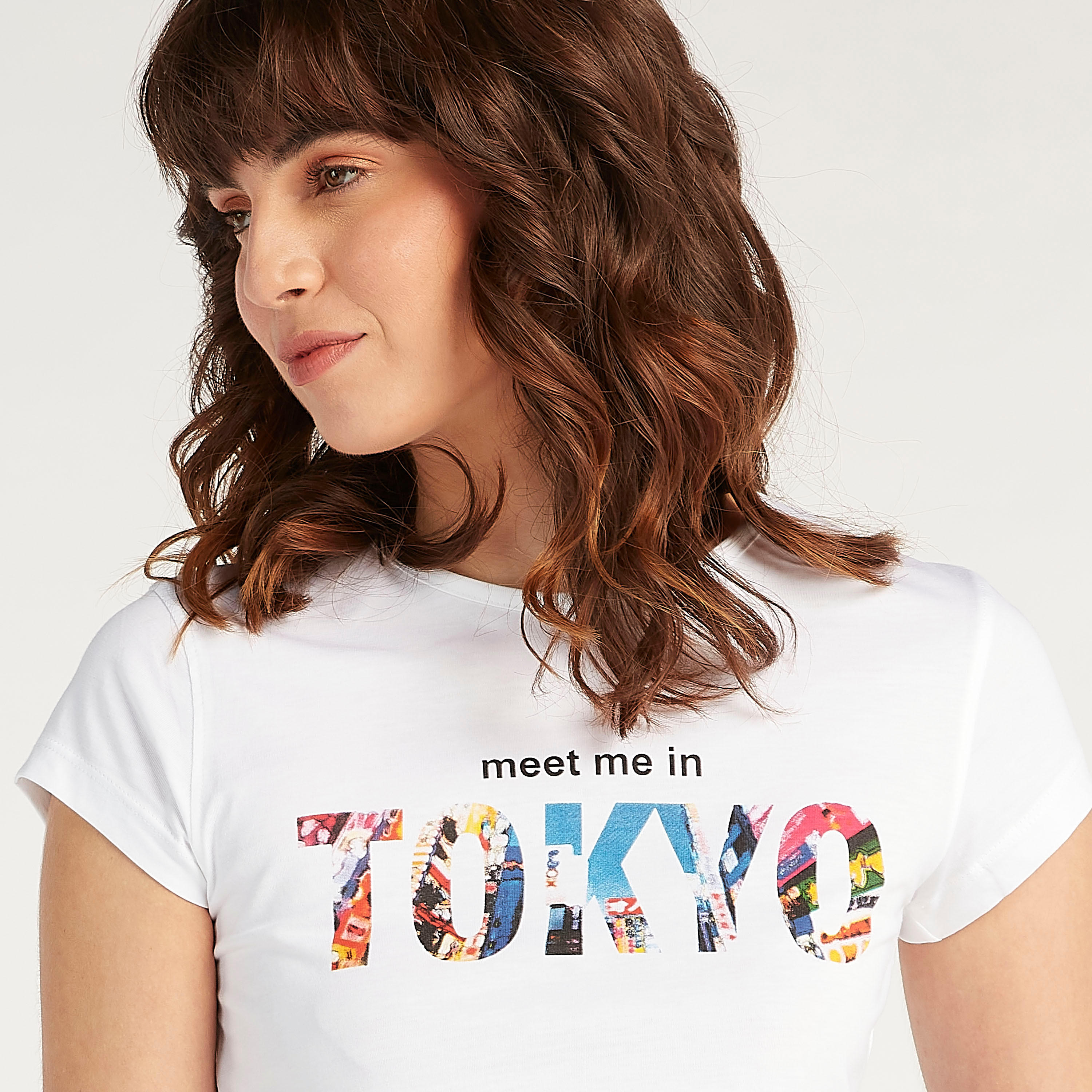 تيشيرت مستدام بياقة ضيّقة وأكمام كاب وطبعات شعار-women-clothing-tshirts-image-2
