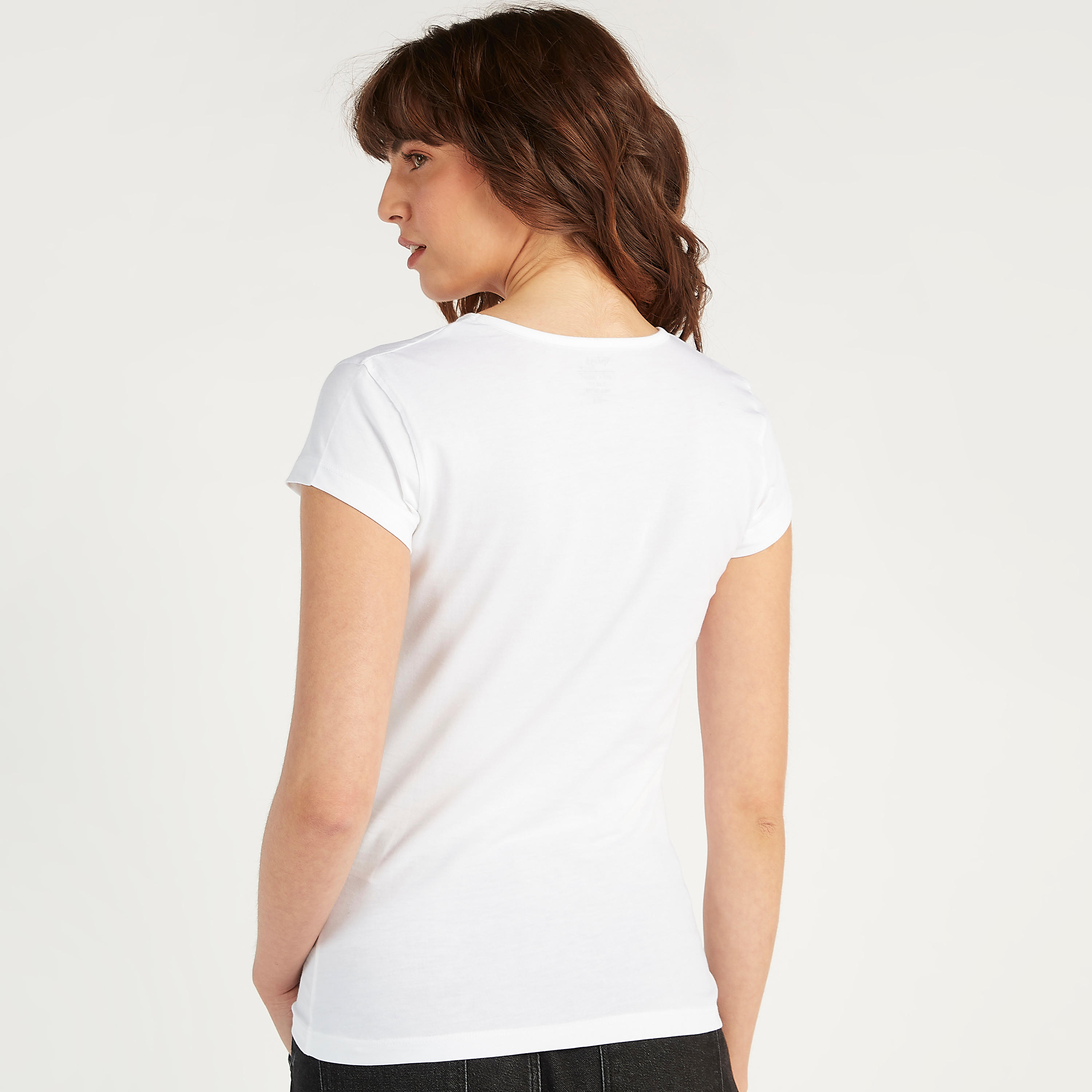 تيشيرت مستدام بياقة ضيّقة وأكمام كاب وطبعات شعار-women-clothing-tshirts-image-1