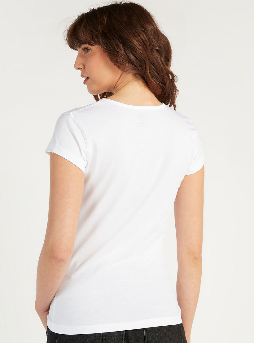 تيشيرت مستدام بياقة ضيّقة وأكمام كاب وطبعات شعار-women-clothing-tshirts-image-1