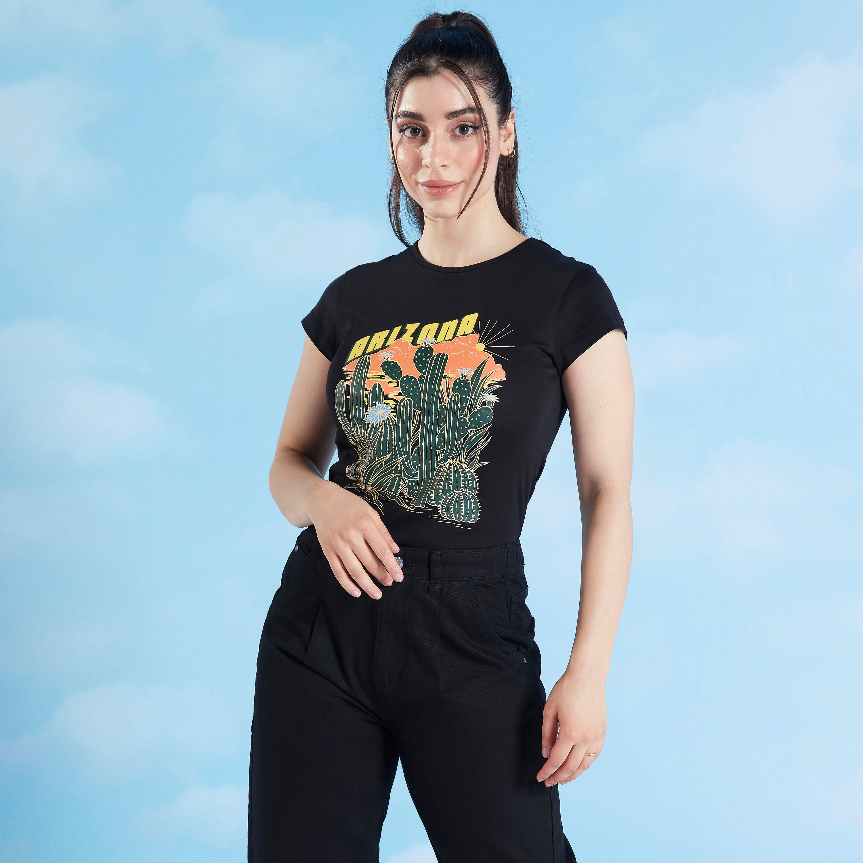 تيشيرت مستدام بياقة ضيّقة وأكمام قصيرة وطبعات أريزونا-women-clothing-tshirts-image-1