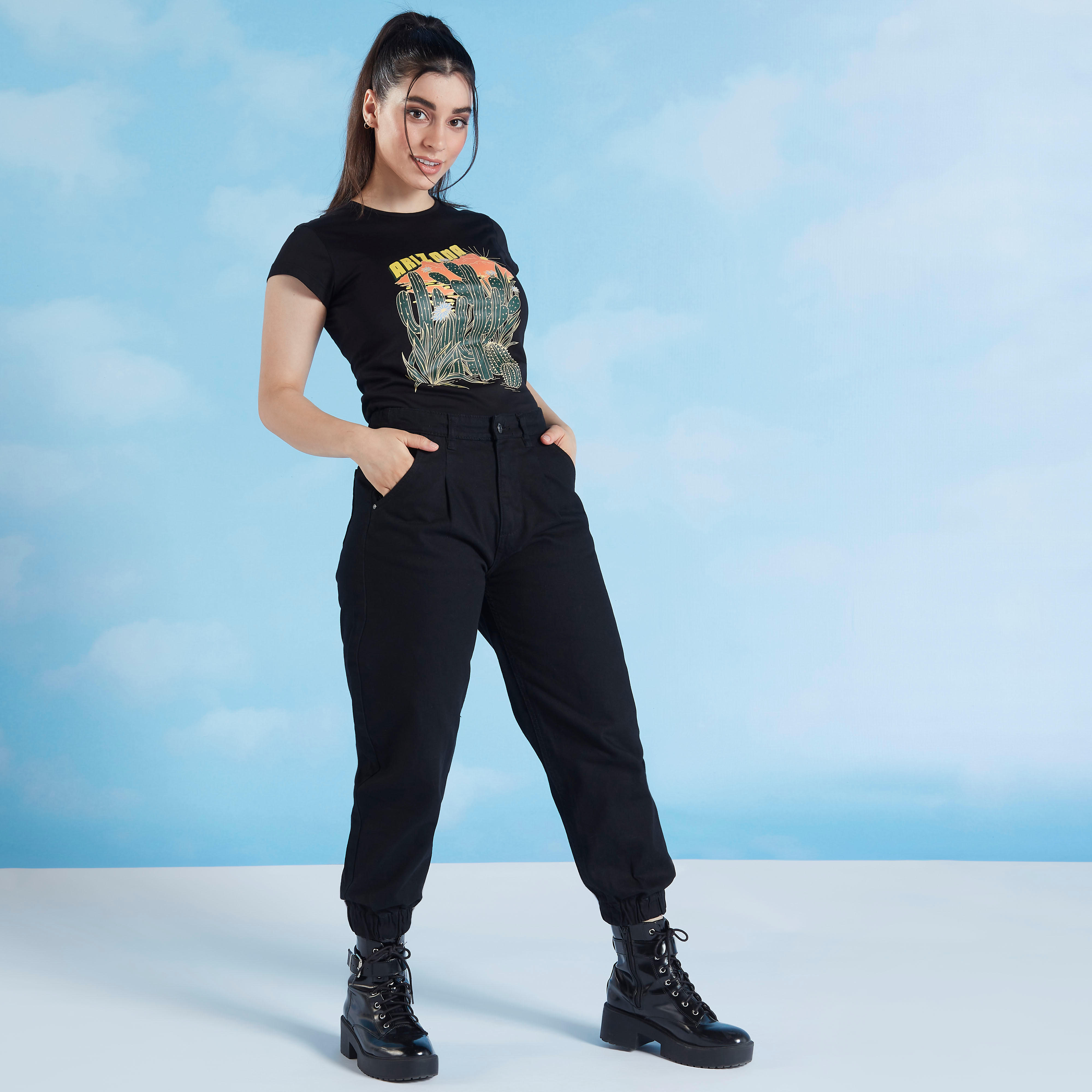 تيشيرت مستدام بياقة ضيّقة وأكمام قصيرة وطبعات أريزونا-women-clothing-tshirts-image-2