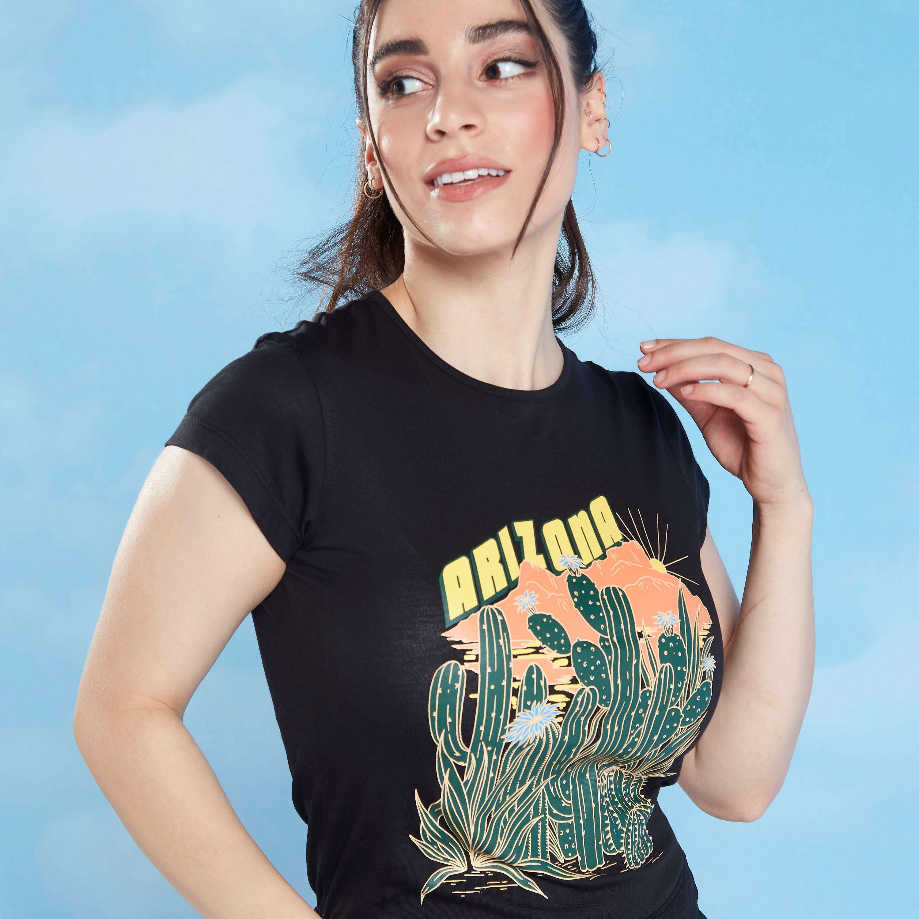 تيشيرت مستدام بياقة ضيّقة وأكمام قصيرة وطبعات أريزونا-women-clothing-tshirts-image-3