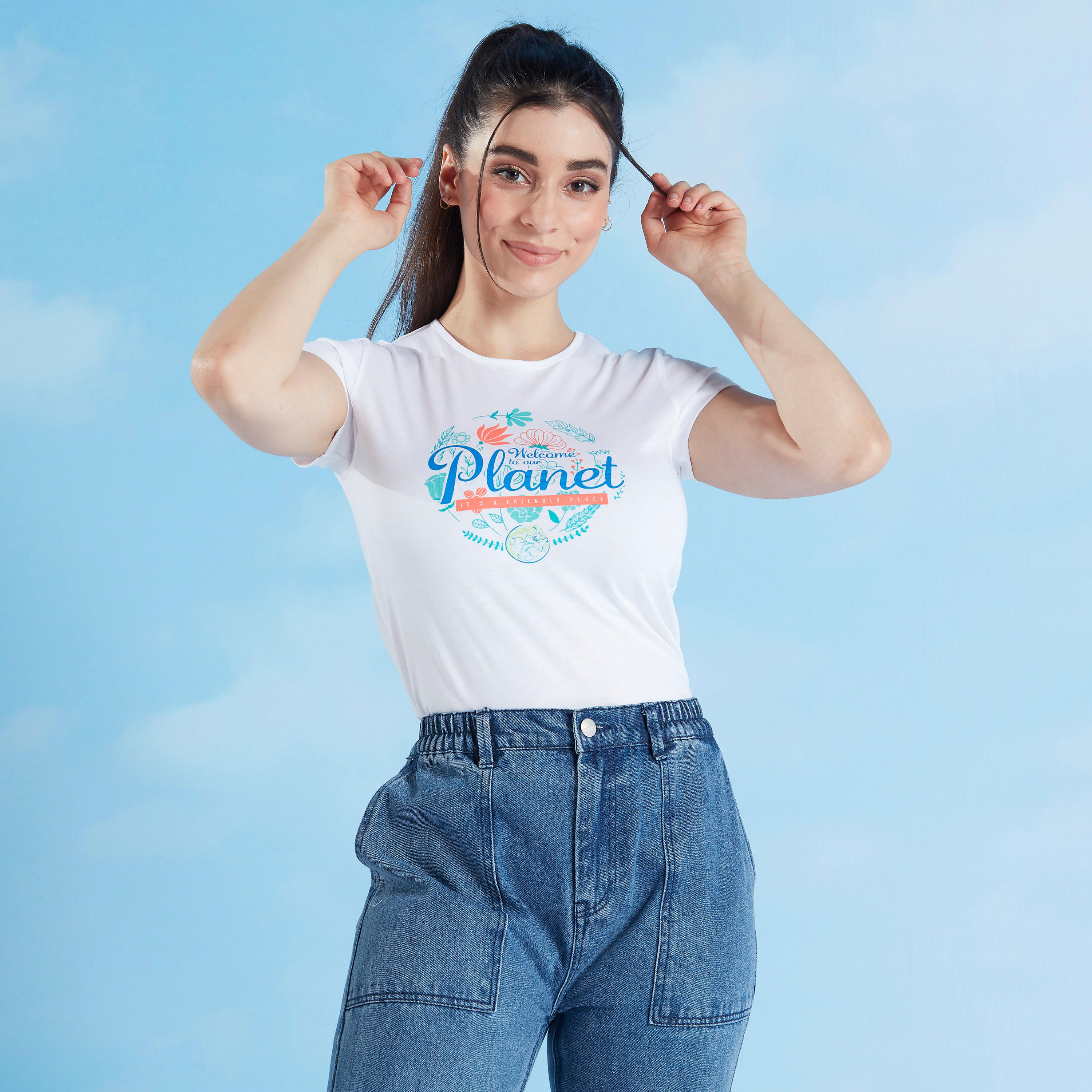 تيشيرت بياقة ضيقَة وأكمام كاب وطبعات تايبوغرافيك-women-clothing-tshirts-image-4