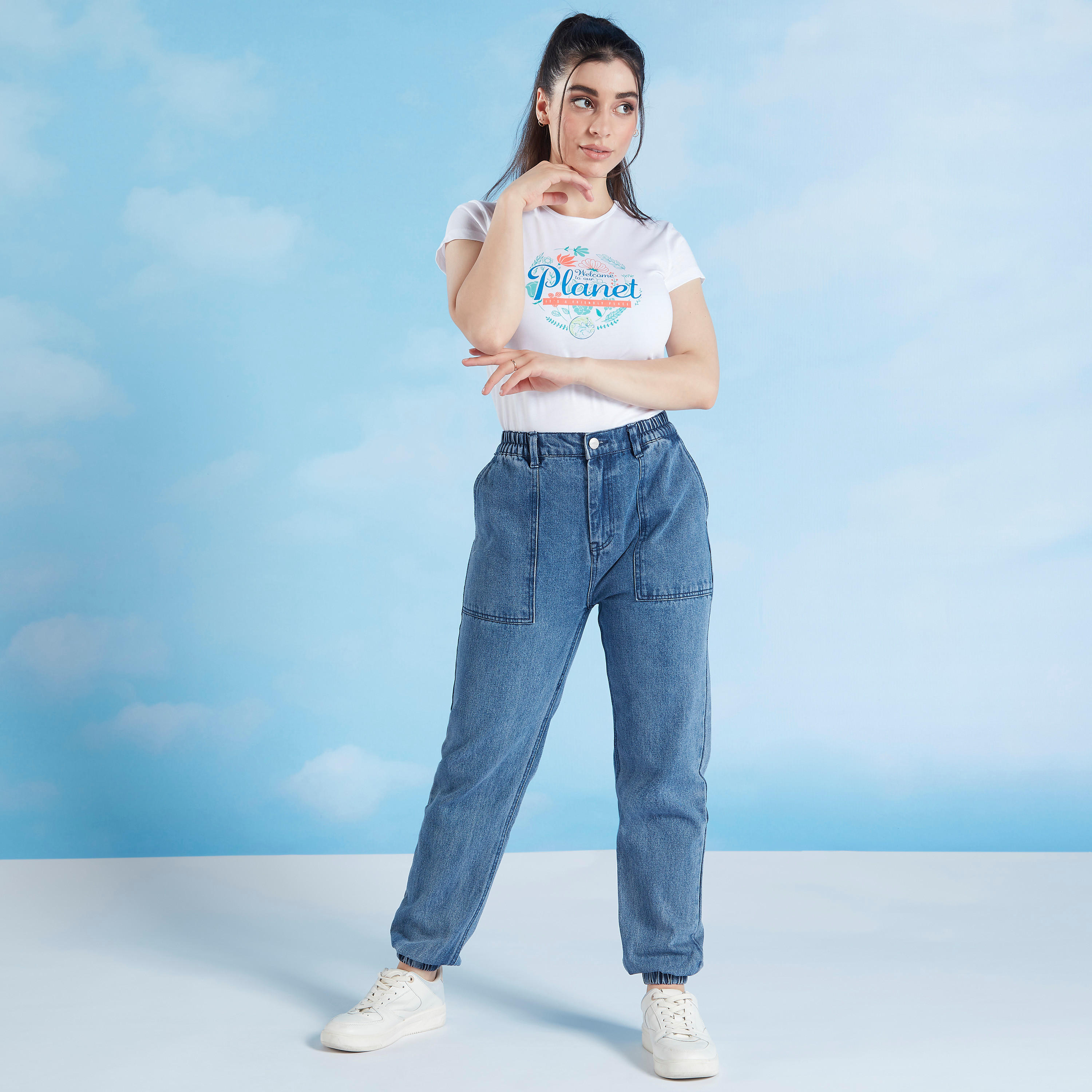تيشيرت بياقة ضيقَة وأكمام كاب وطبعات تايبوغرافيك-women-clothing-tshirts-image-3
