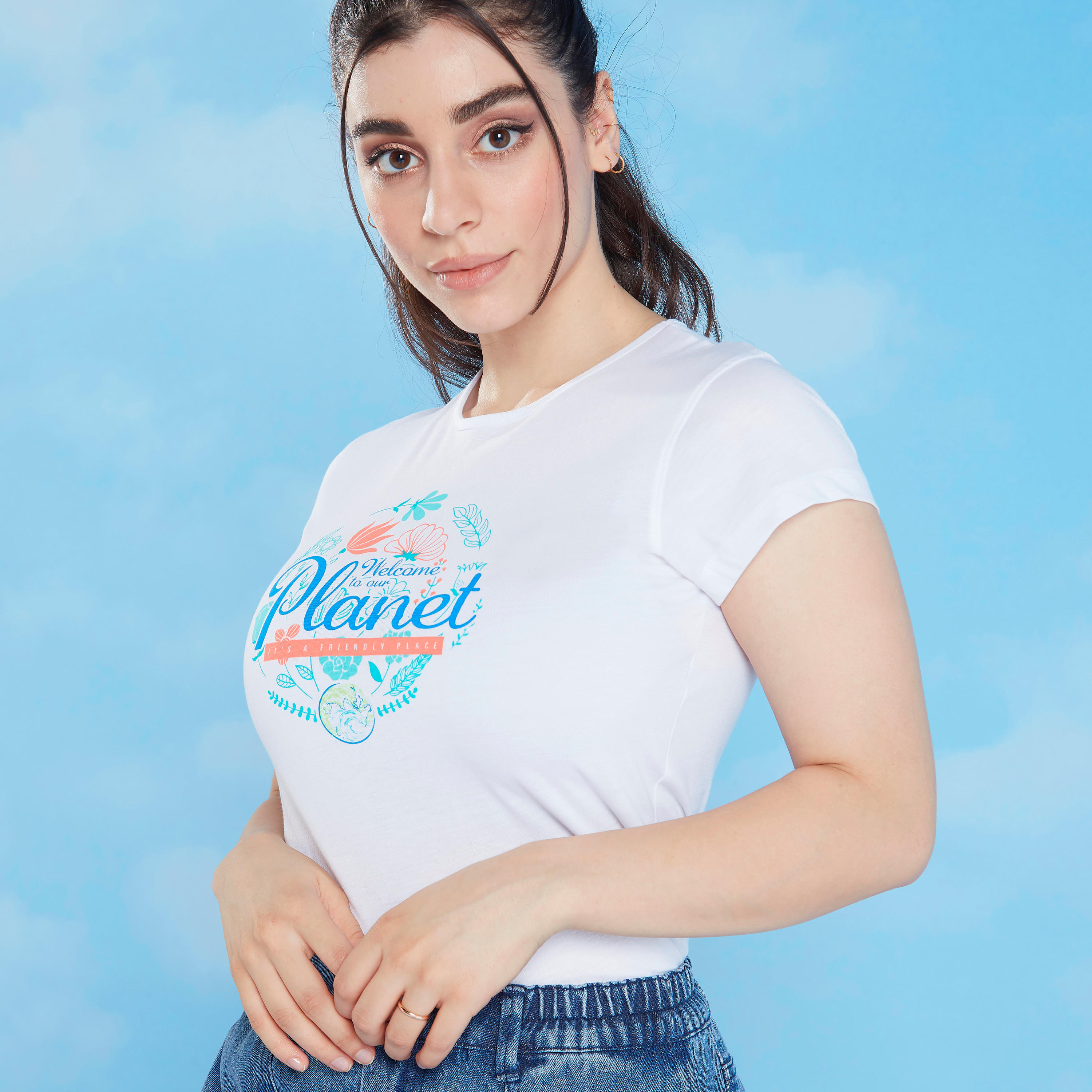 تيشيرت بياقة ضيقَة وأكمام كاب وطبعات تايبوغرافيك-women-clothing-tshirts-image-2