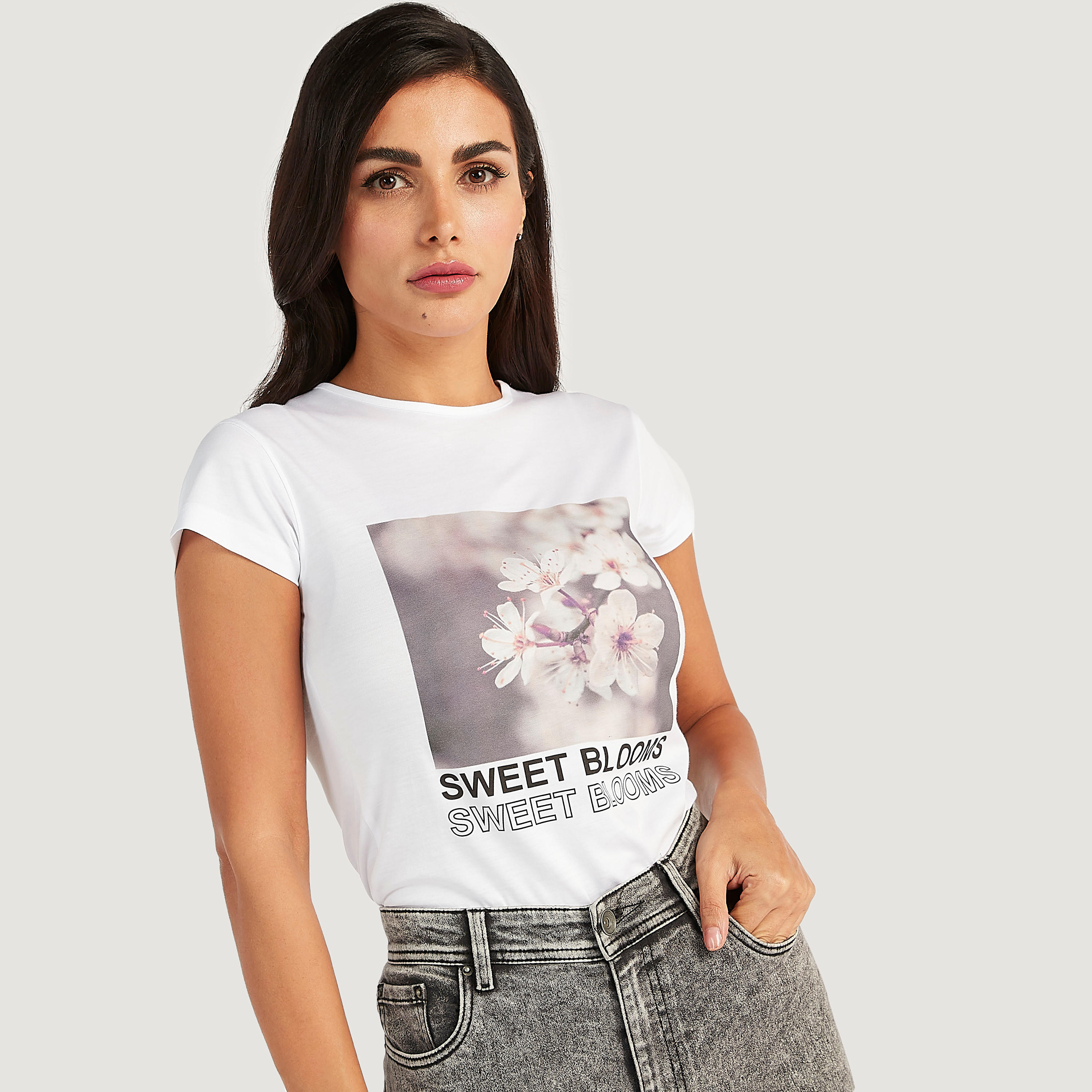 تيشيرت بياقة ضيّقة وأكمام كاب وطبعات-women-clothing-tshirts-image-1