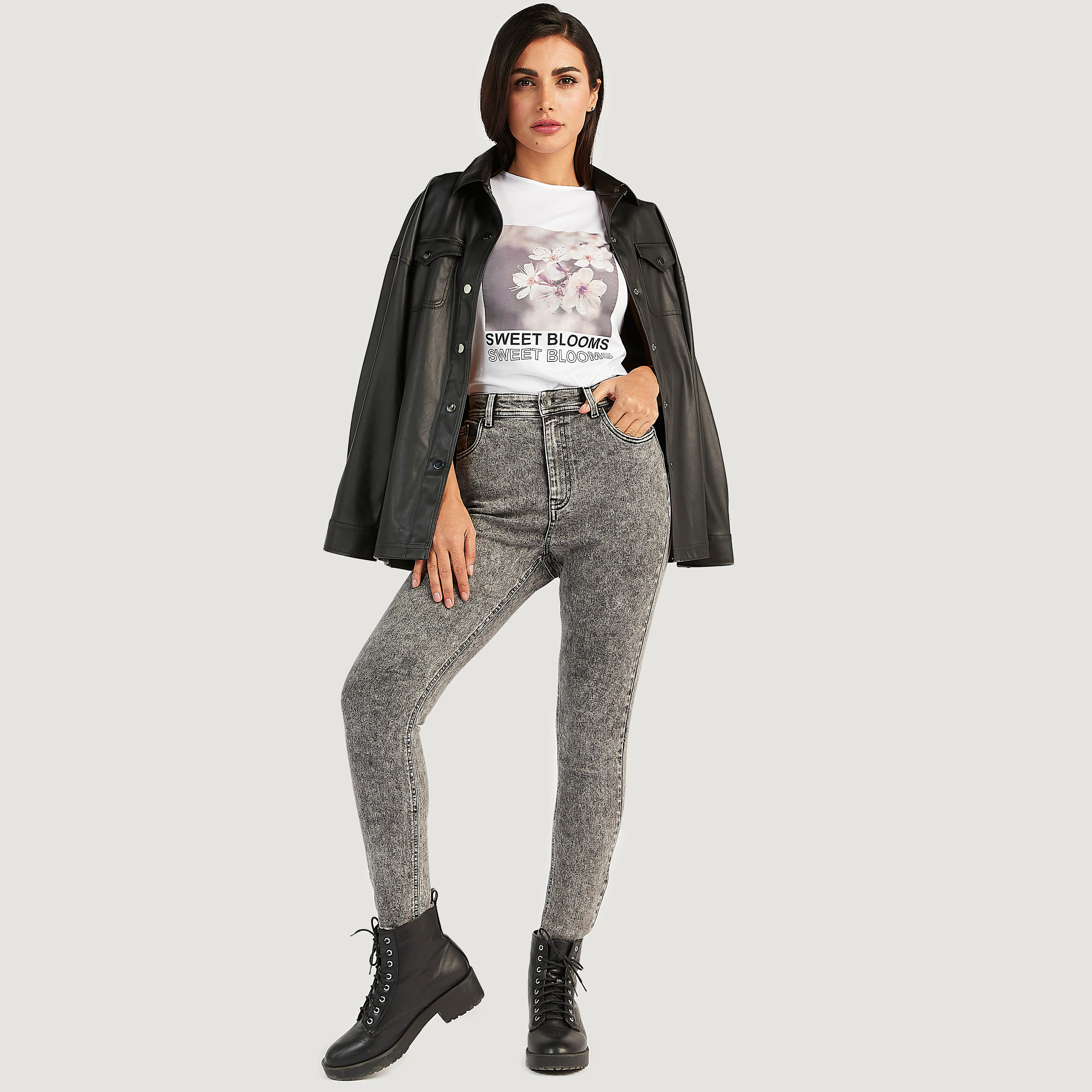 تيشيرت بياقة ضيّقة وأكمام كاب وطبعات-women-clothing-tshirts-image-2