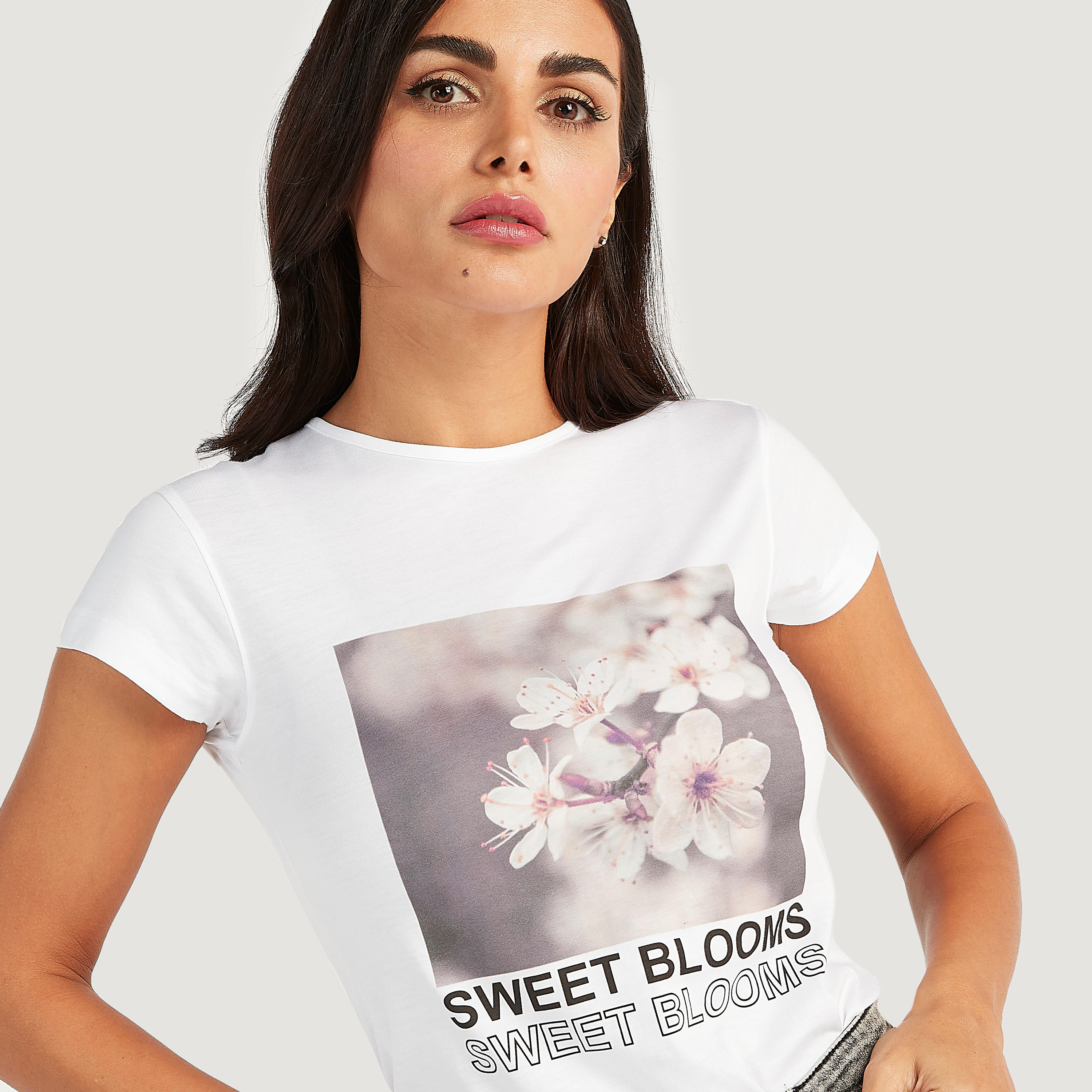 تيشيرت بياقة ضيّقة وأكمام كاب وطبعات-women-clothing-tshirts-image-3