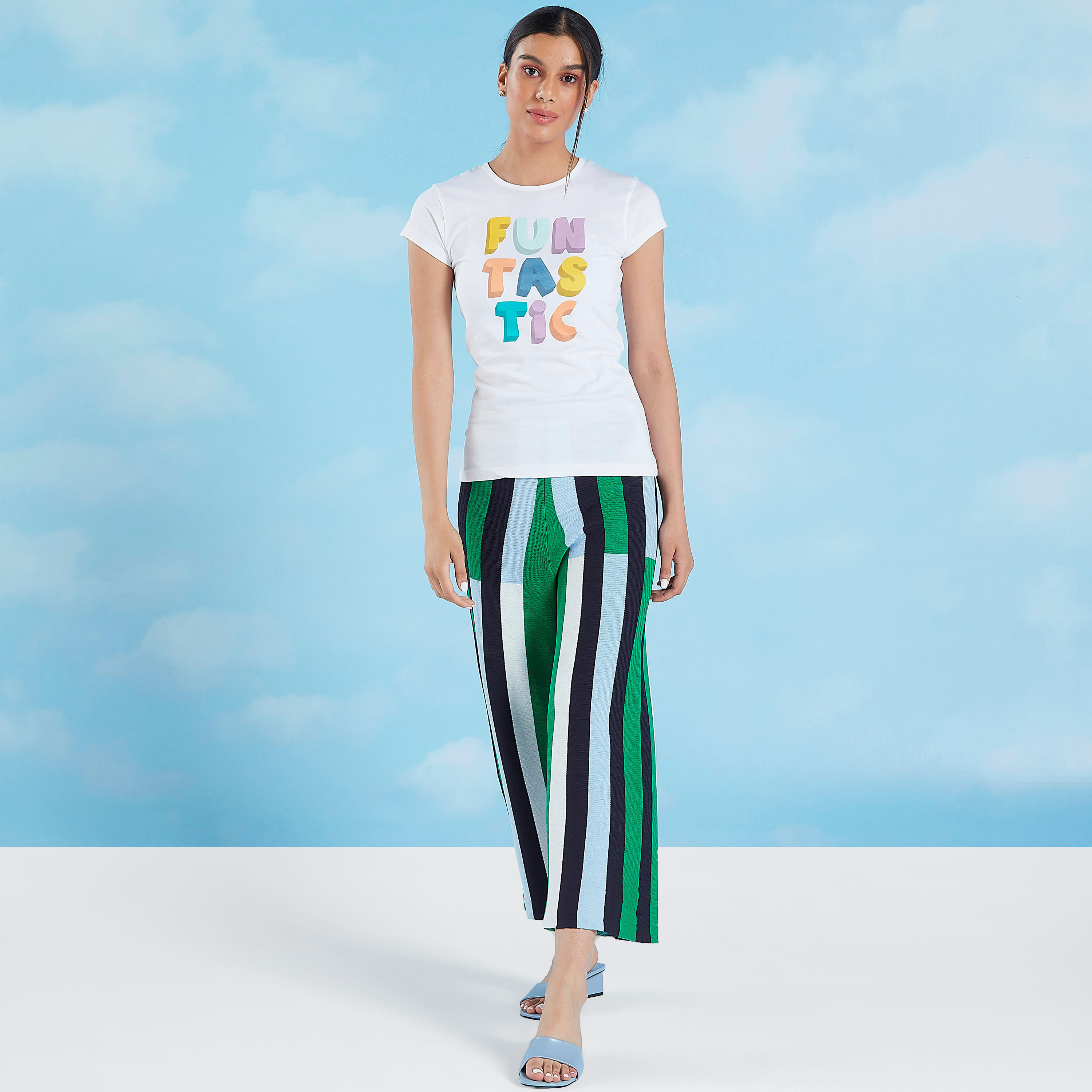 تيشيرت مستدام بياقة ضيّقة وأكمام كاب وطَبعات-women-clothing-tshirts-image-4