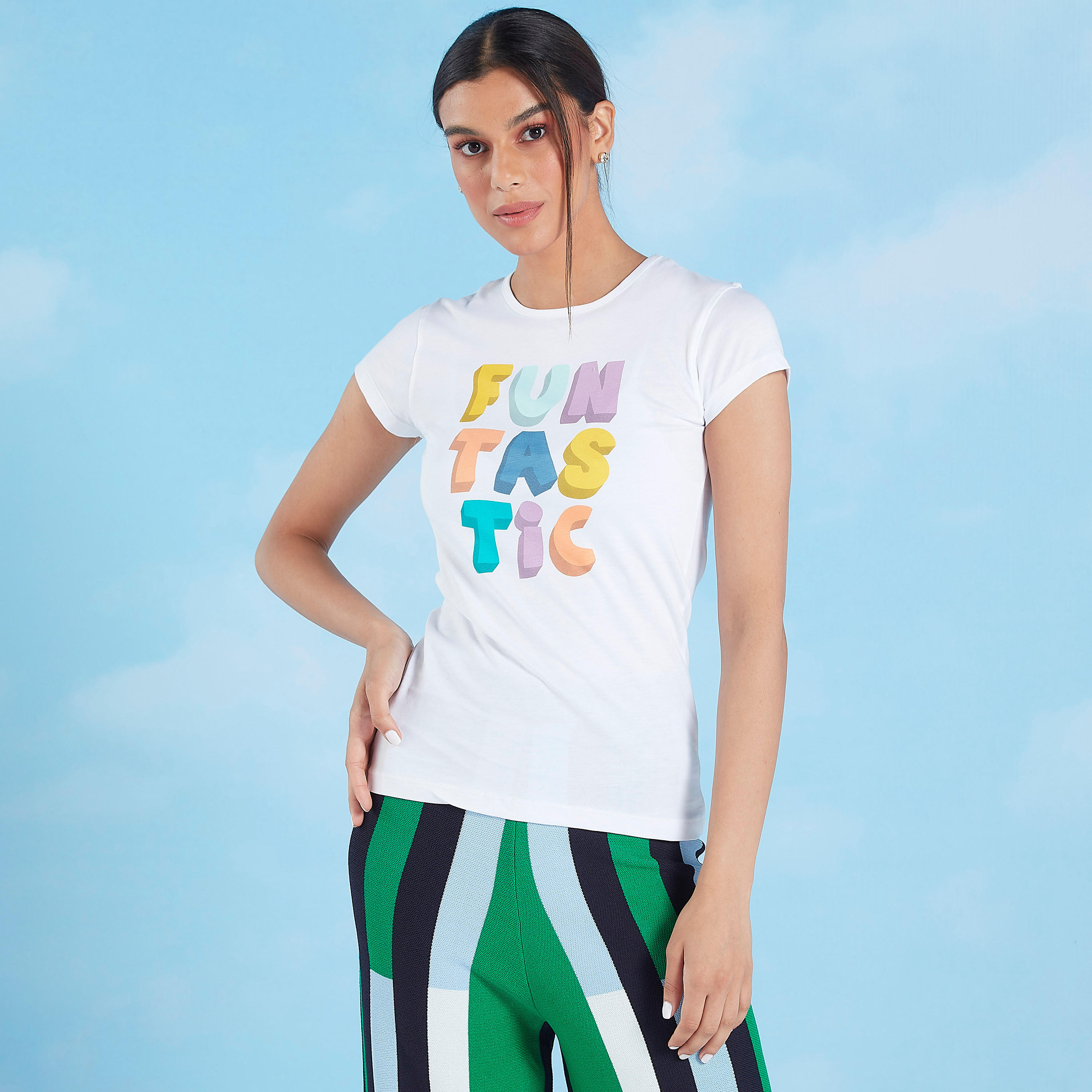 تيشيرت مستدام بياقة ضيّقة وأكمام كاب وطَبعات-women-clothing-tshirts-image-3