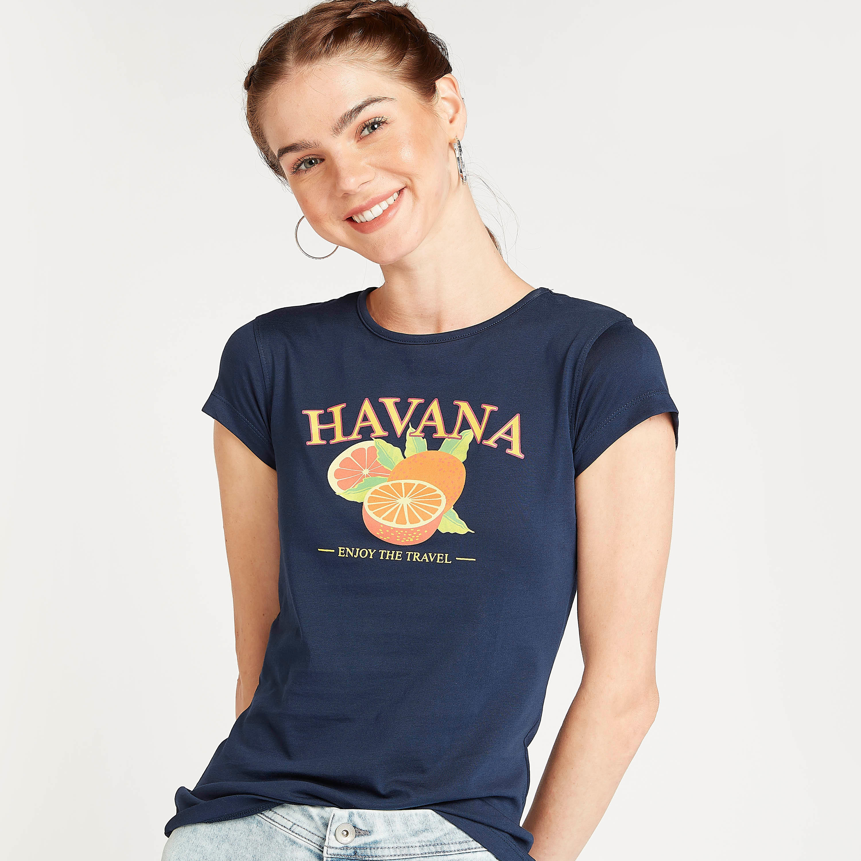 تيشيرت بياقة ضيقَة وأكمام كاب بطبعات تايبوغرافيك-women-clothing-tshirts-image-1
