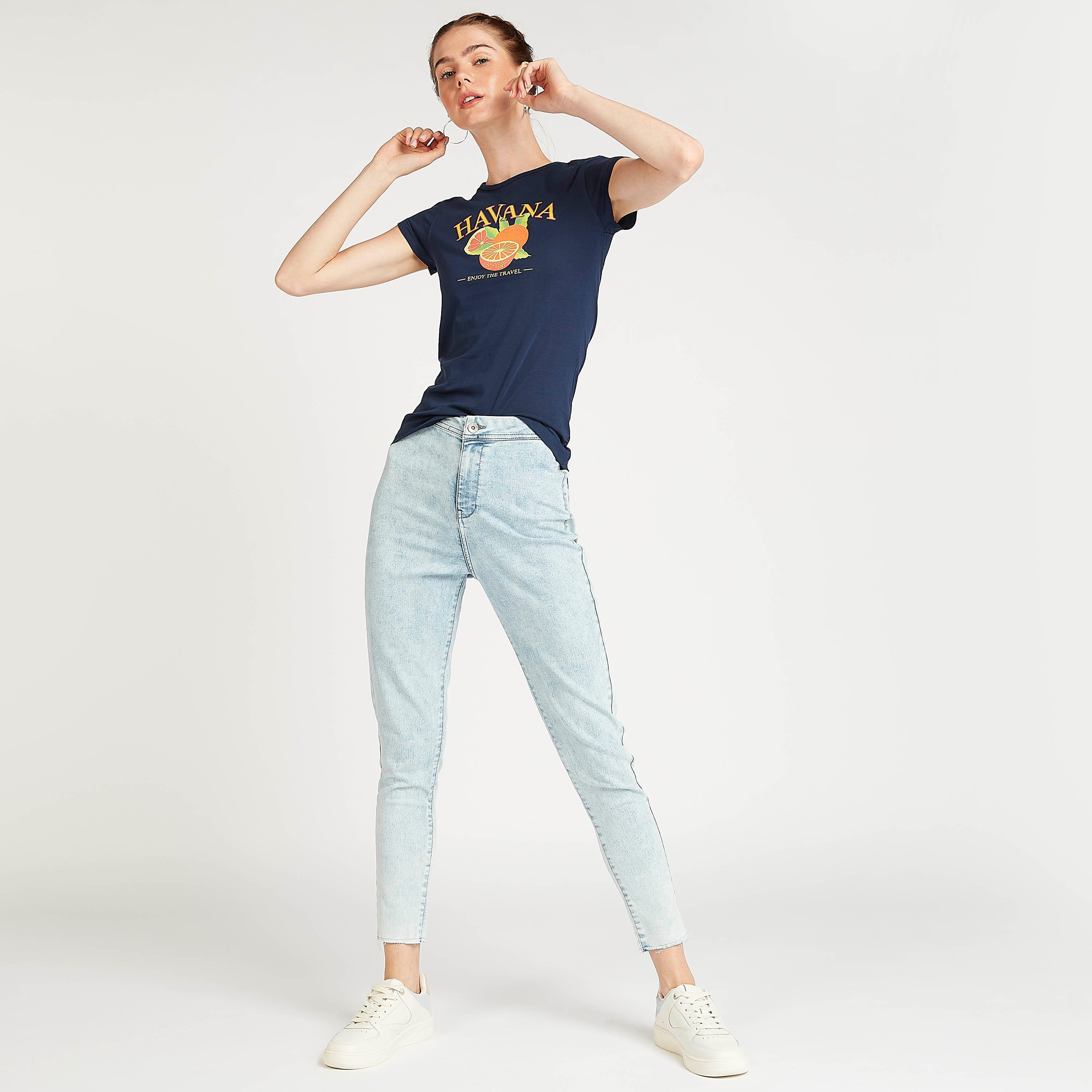 تيشيرت بياقة ضيقَة وأكمام كاب بطبعات تايبوغرافيك-women-clothing-tshirts-image-2