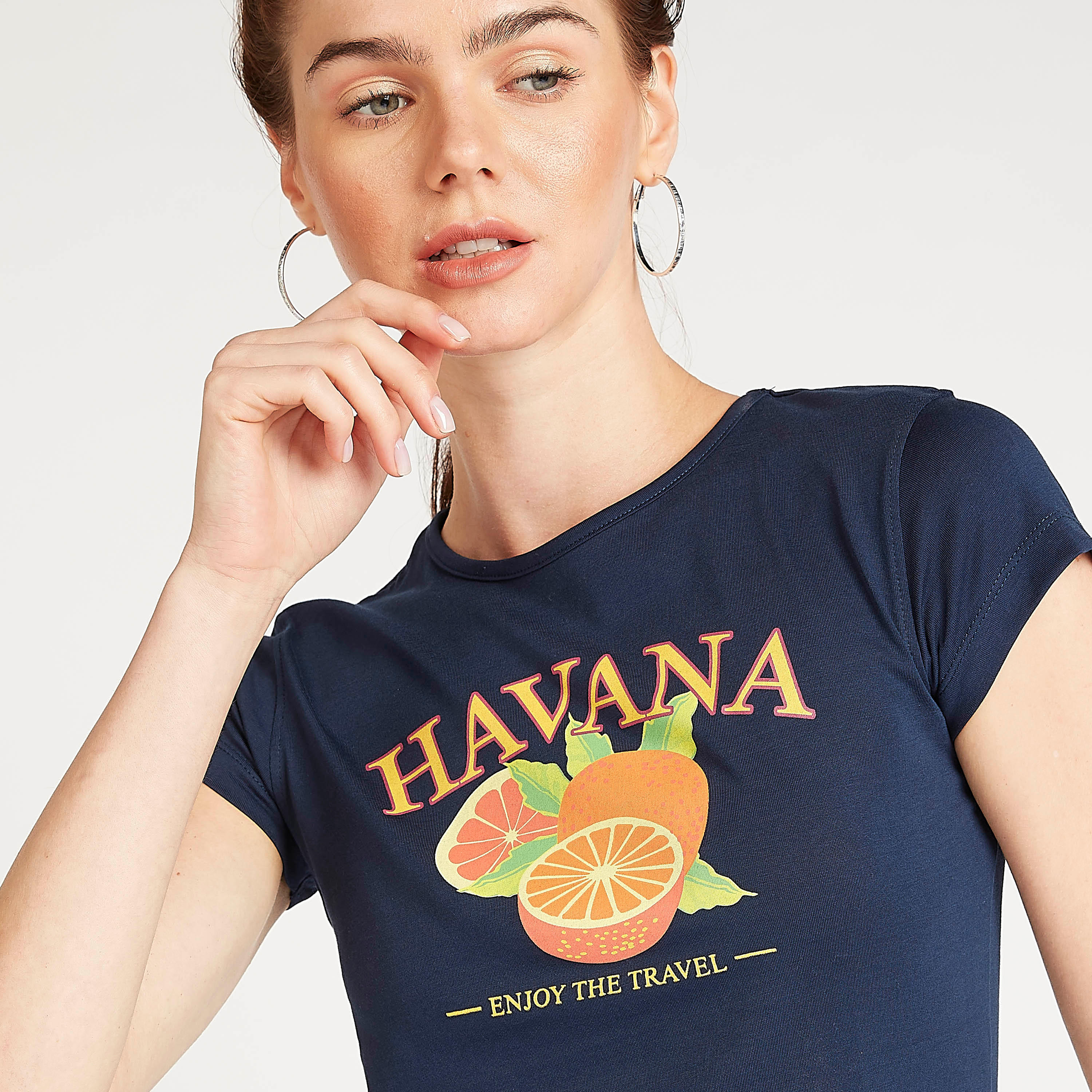 تيشيرت بياقة ضيقَة وأكمام كاب بطبعات تايبوغرافيك-women-clothing-tshirts-image-3