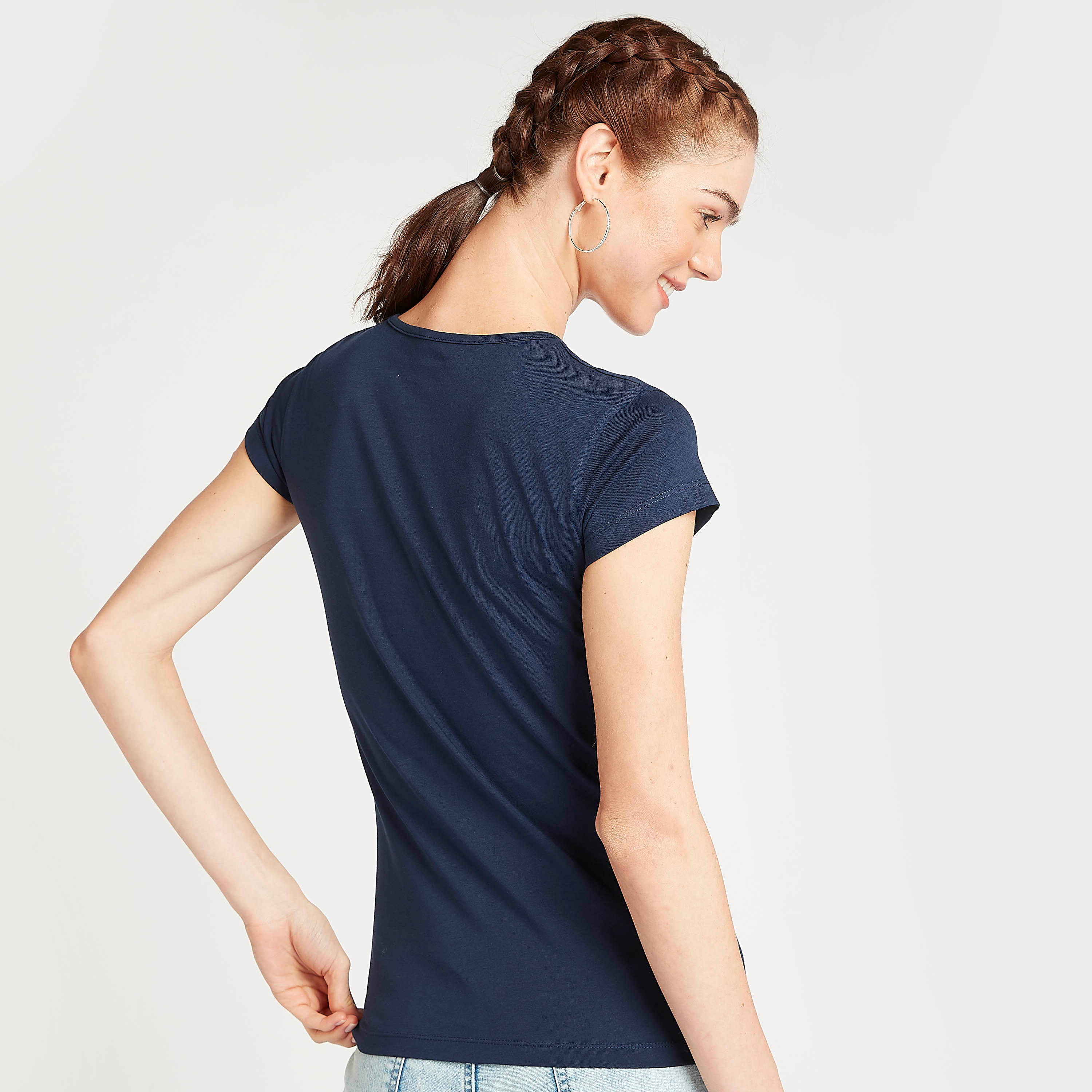 تيشيرت بياقة ضيقَة وأكمام كاب بطبعات تايبوغرافيك-women-clothing-tshirts-image-4