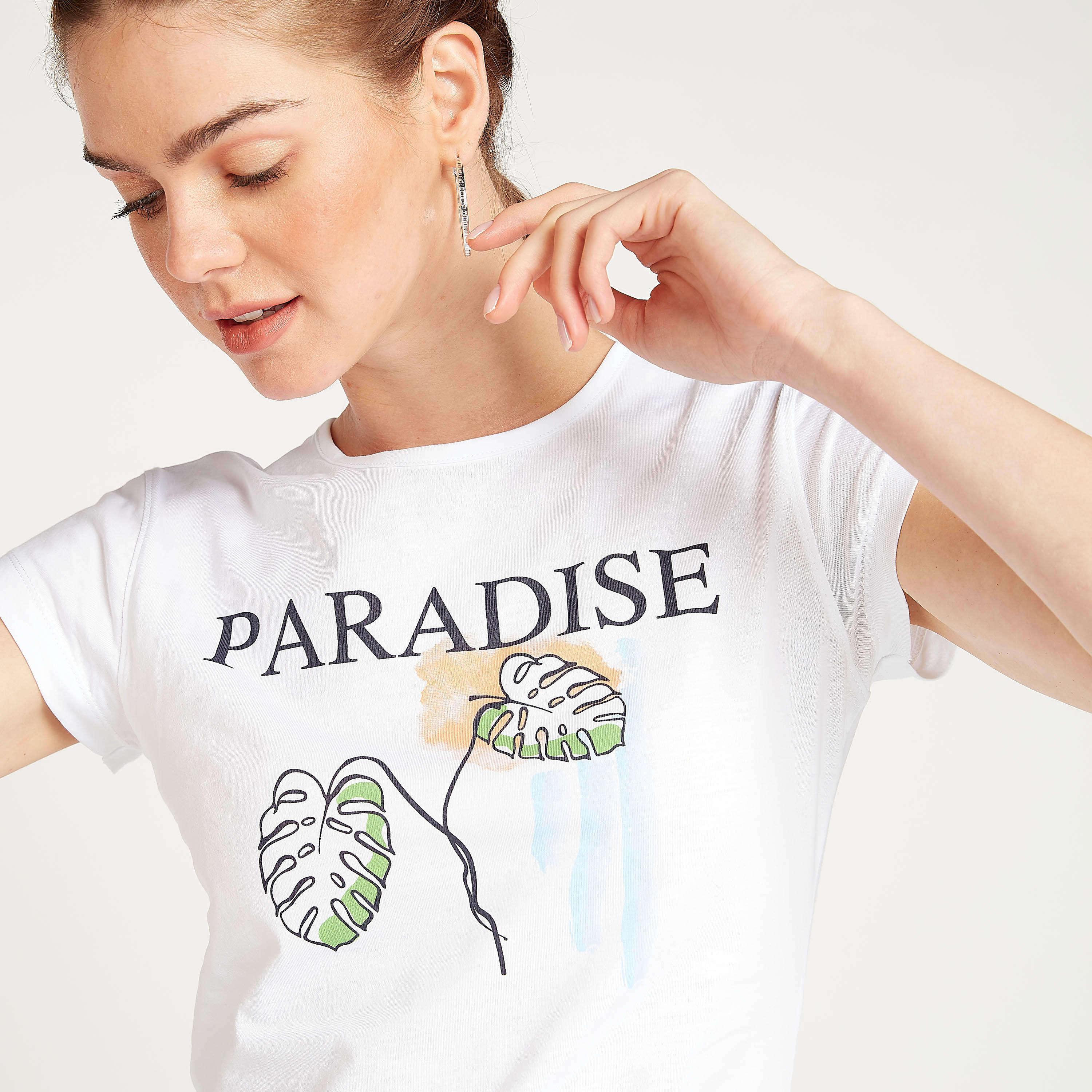 تيشيرت بياقة ضيقَة وأكمام كاب وطبعات تايبوغرافيكيّة-women-clothing-tshirts-image-1