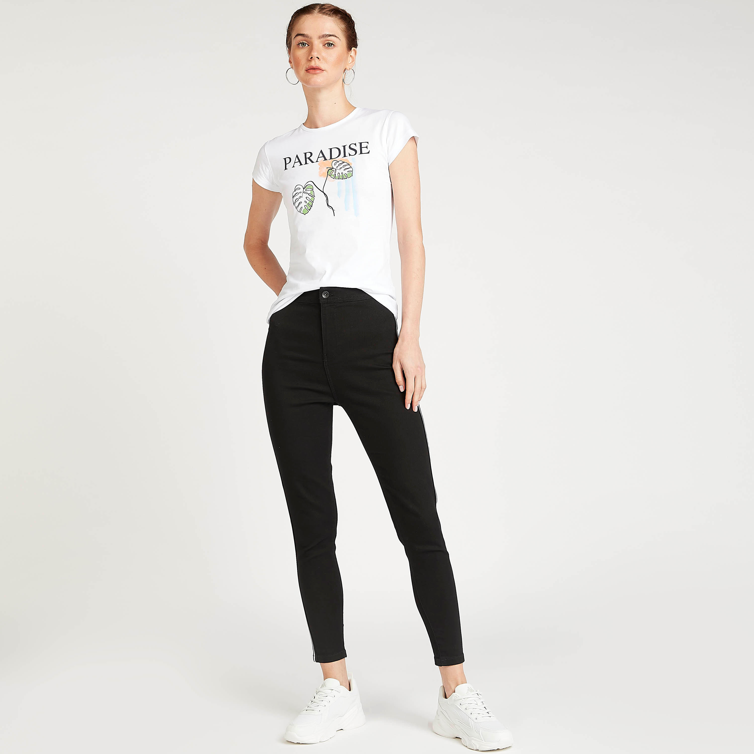 تيشيرت بياقة ضيقَة وأكمام كاب وطبعات تايبوغرافيكيّة-women-clothing-tshirts-image-2