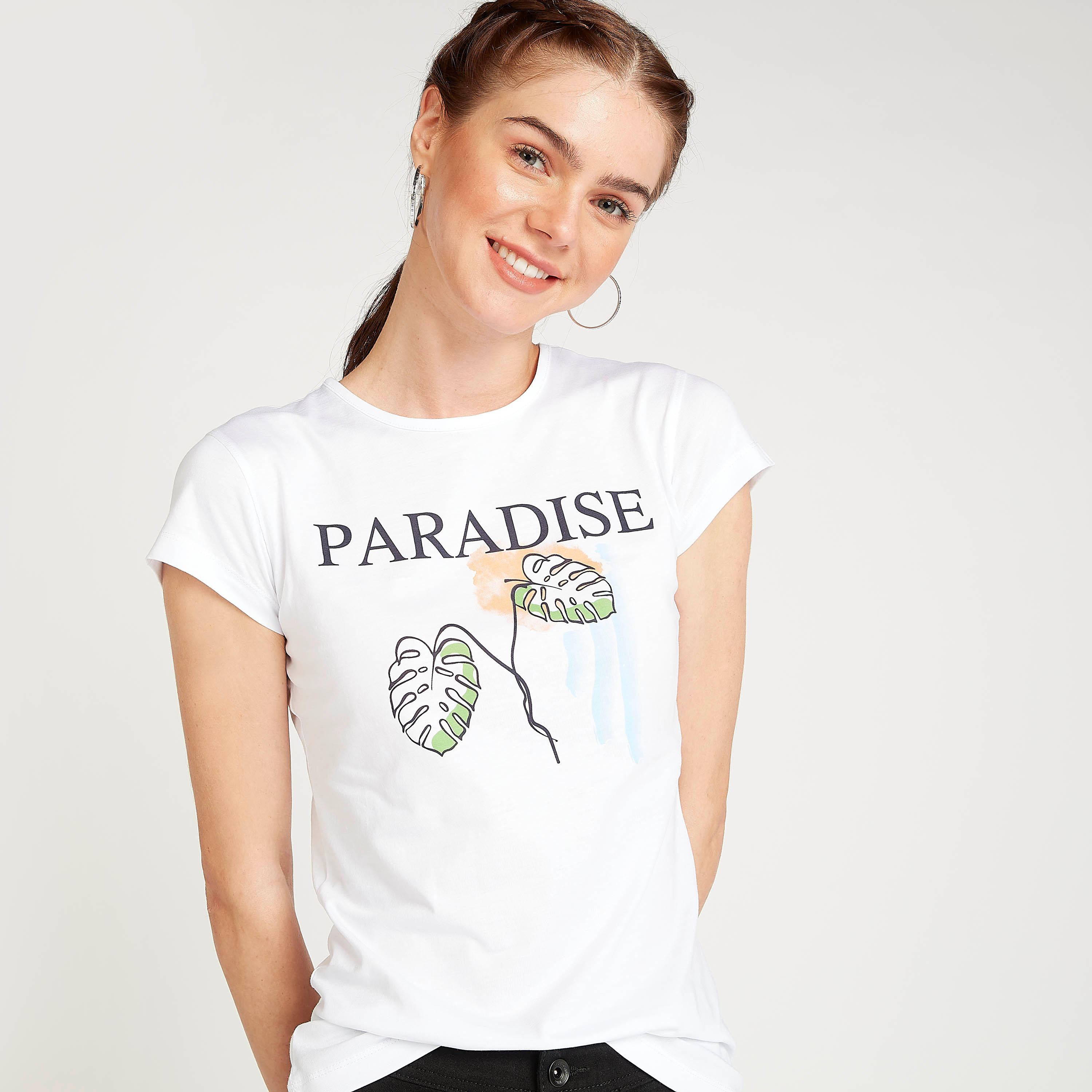 تيشيرت بياقة ضيقَة وأكمام كاب وطبعات تايبوغرافيكيّة-women-clothing-tshirts-image-5