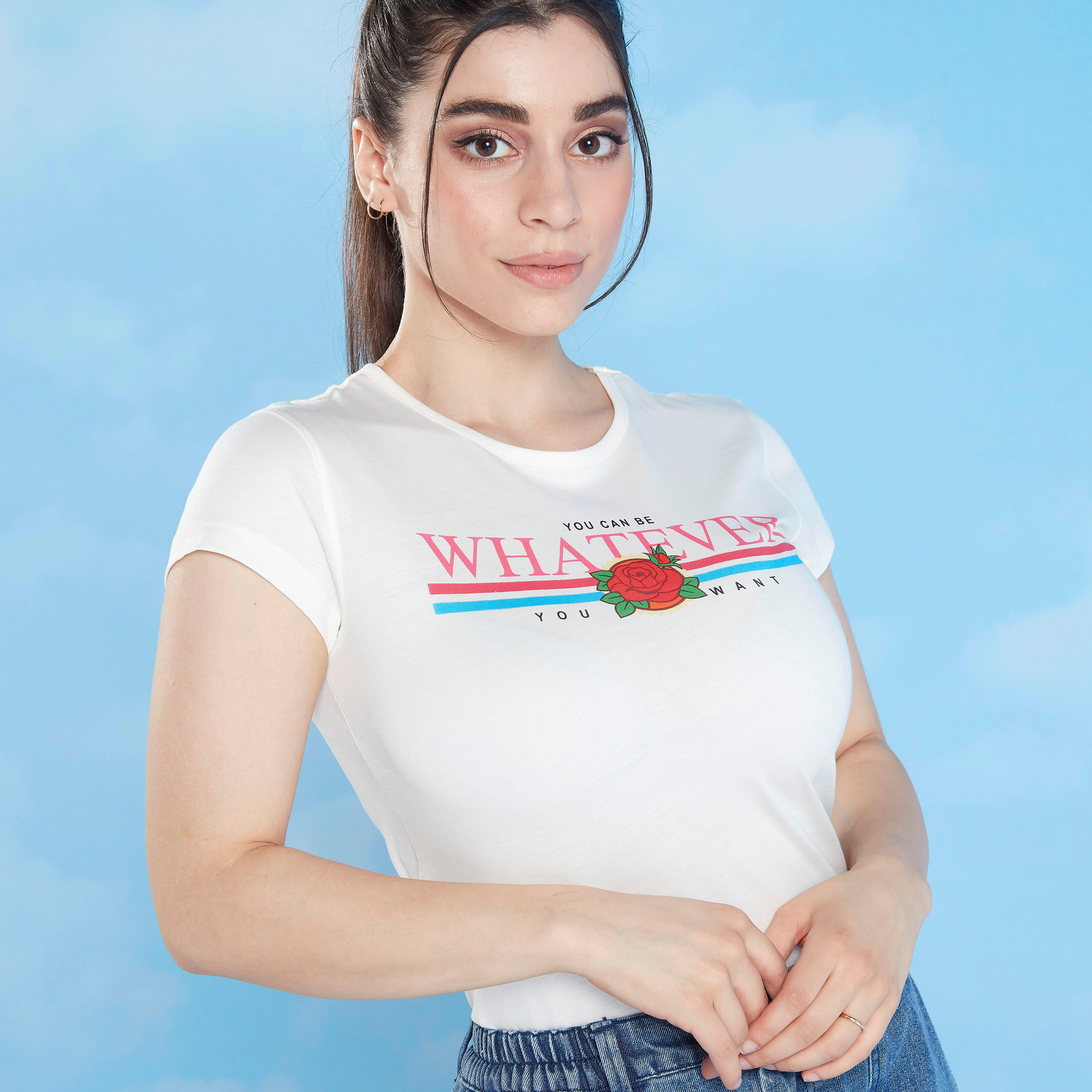تيشيرت مستدام بياقة ضيّقة وأكمام كاب وطبعات شعار-women-clothing-tshirts-image-1