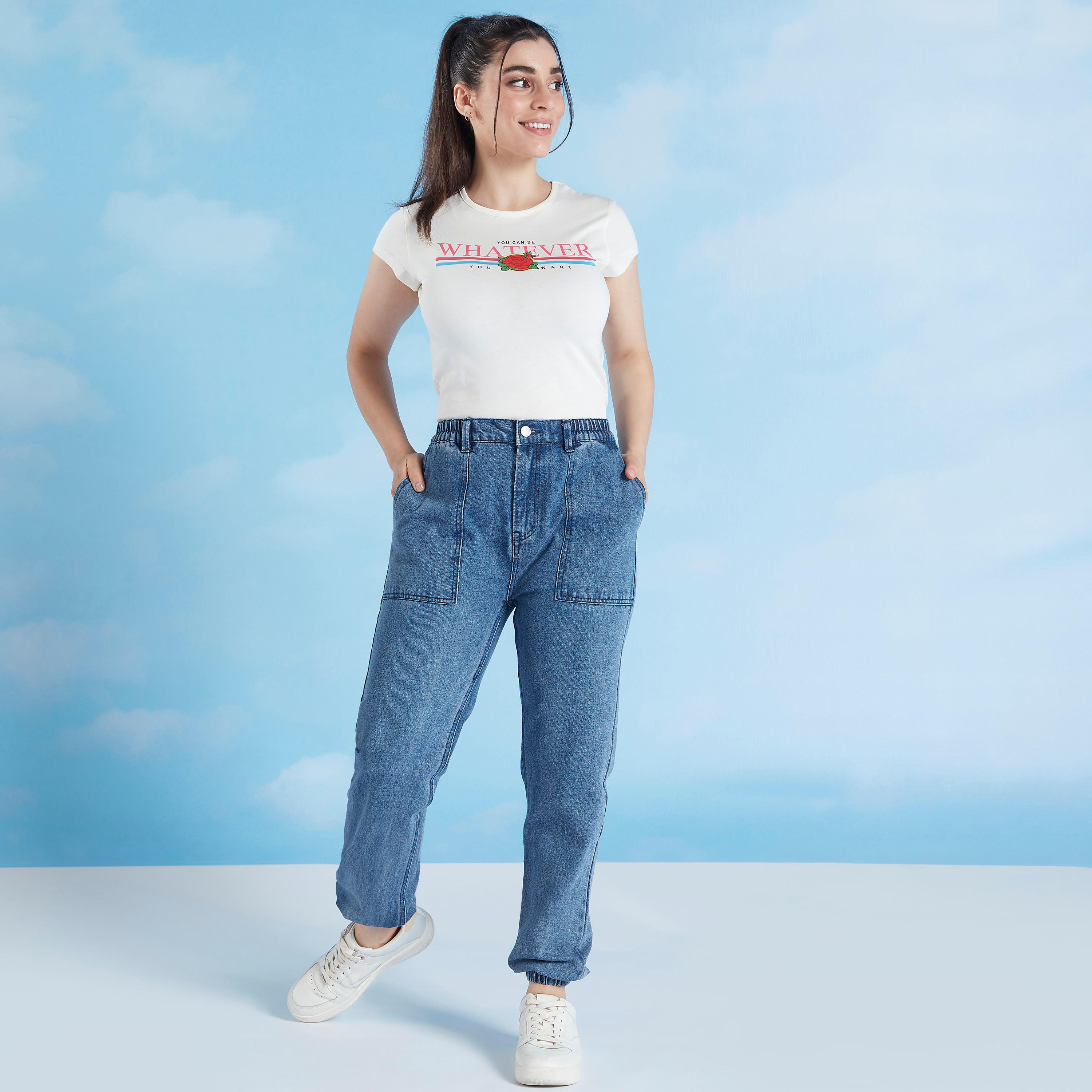 تيشيرت مستدام بياقة ضيّقة وأكمام كاب وطبعات شعار-women-clothing-tshirts-image-2