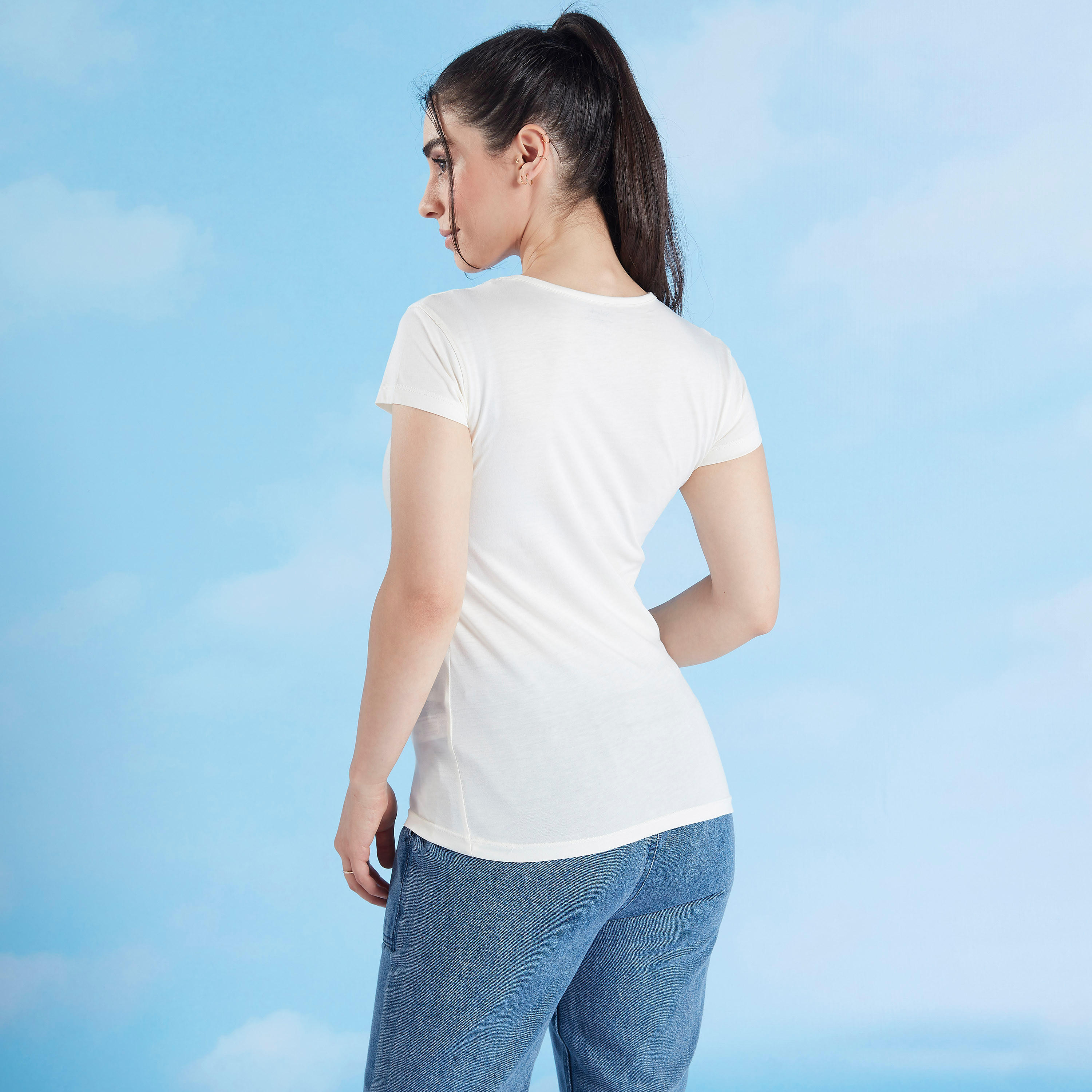 تيشيرت مستدام بياقة ضيّقة وأكمام كاب وطبعات شعار-women-clothing-tshirts-image-3