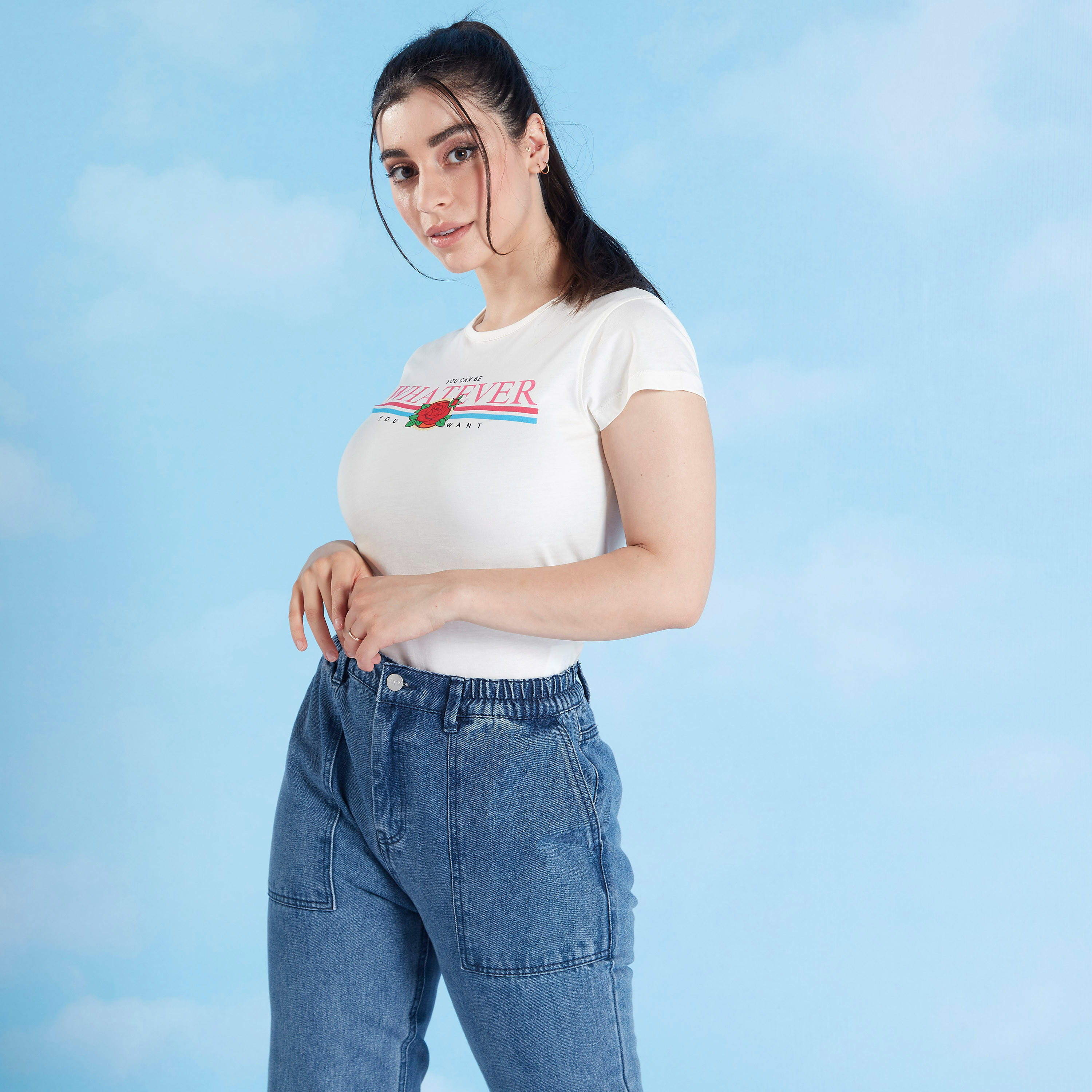 تيشيرت مستدام بياقة ضيّقة وأكمام كاب وطبعات شعار-women-clothing-tshirts-image-4
