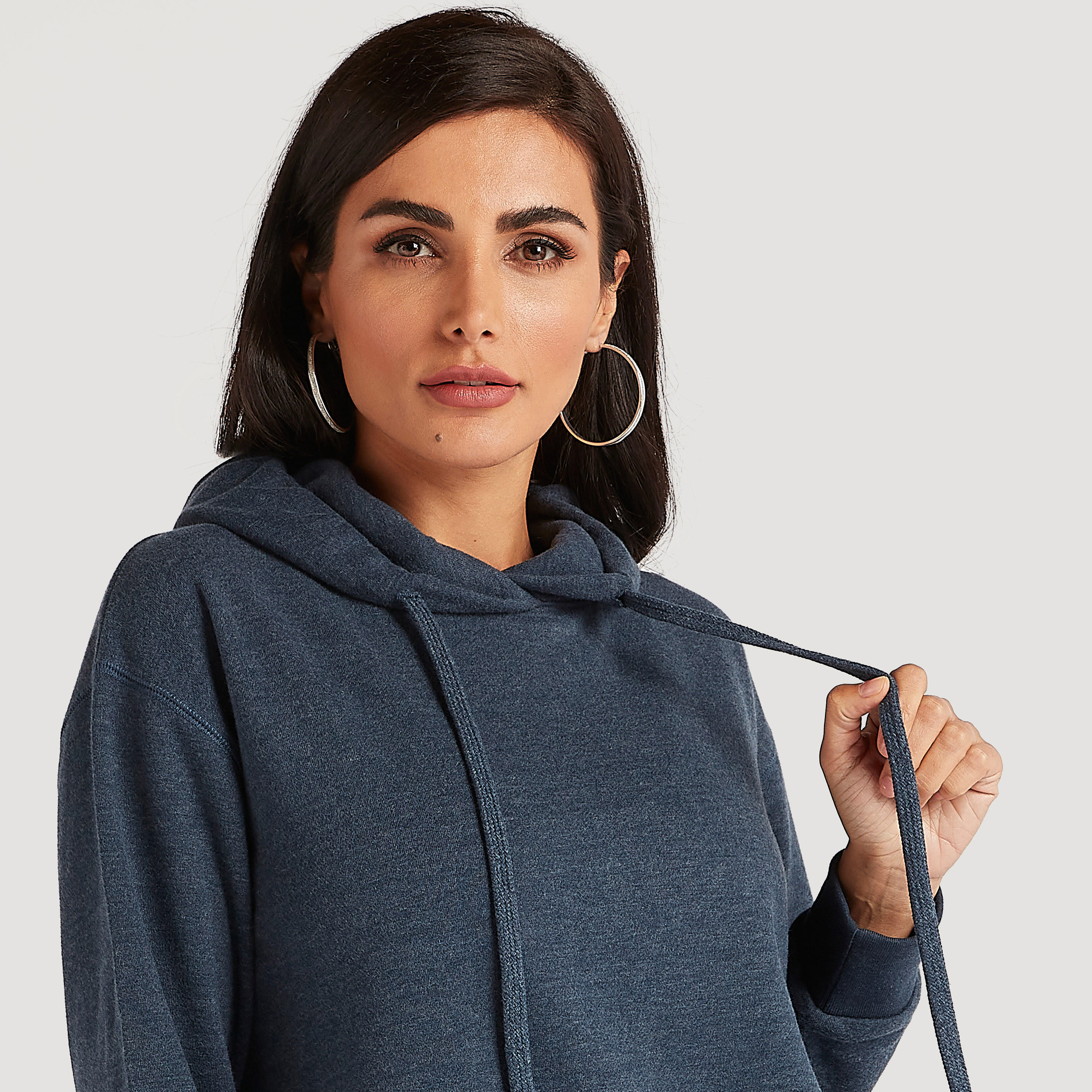 سويت شيرت مستدام سادة بقبّعة وأكمام طويلة-women-winterwear-hoodiesandsweatshirts-hoodies-image-21