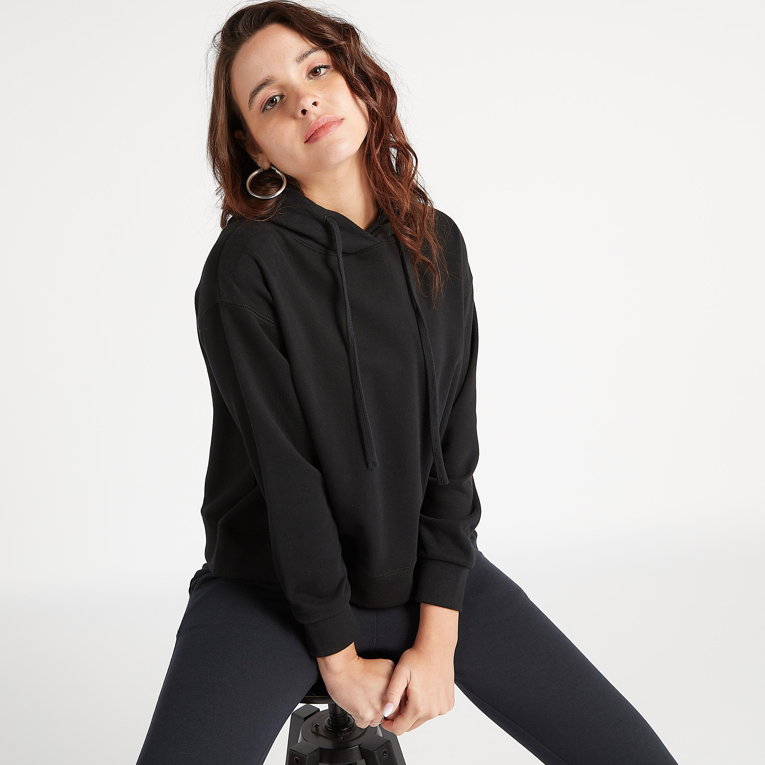 سويت شيرت مستدام سادة بقبّعة وأكمام طويلة-women-winterwear-hoodiesandsweatshirts-hoodies-image-18