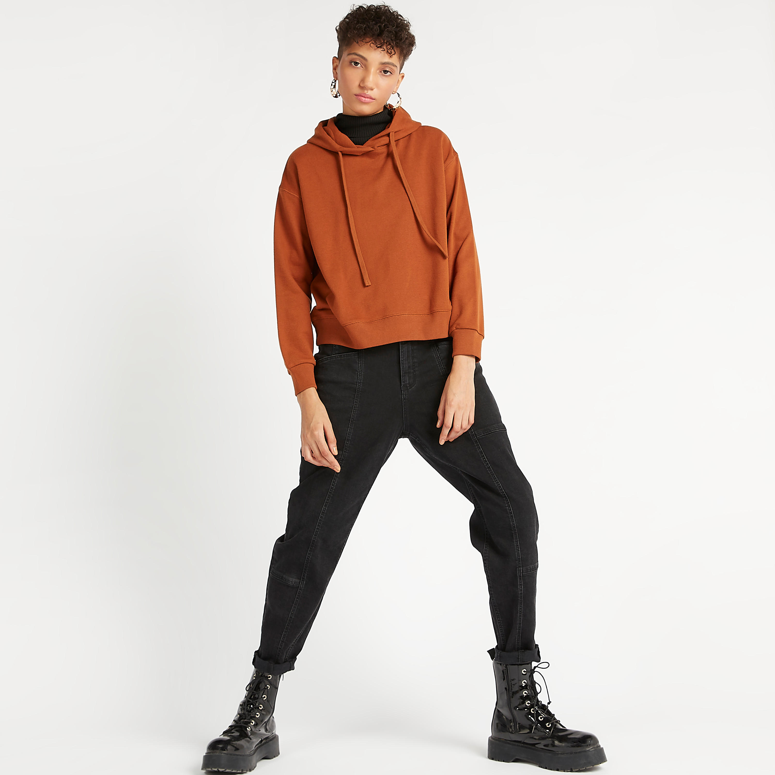 سويت شيرت مستدام سادة بقبّعة وأكمام طويلة-women-winterwear-hoodiesandsweatshirts-hoodies-image-8