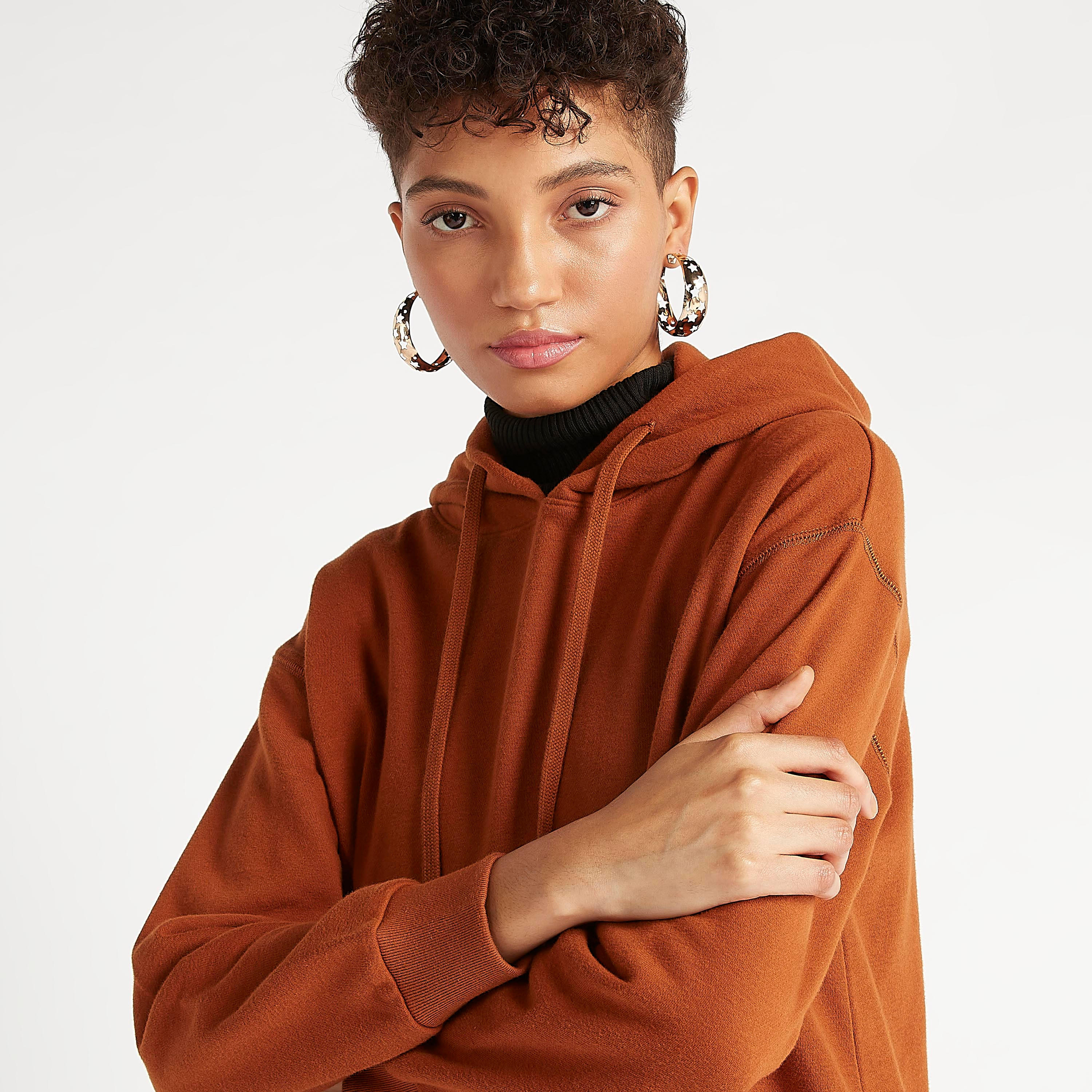 سويت شيرت مستدام سادة بقبّعة وأكمام طويلة-women-winterwear-hoodiesandsweatshirts-hoodies-image-13