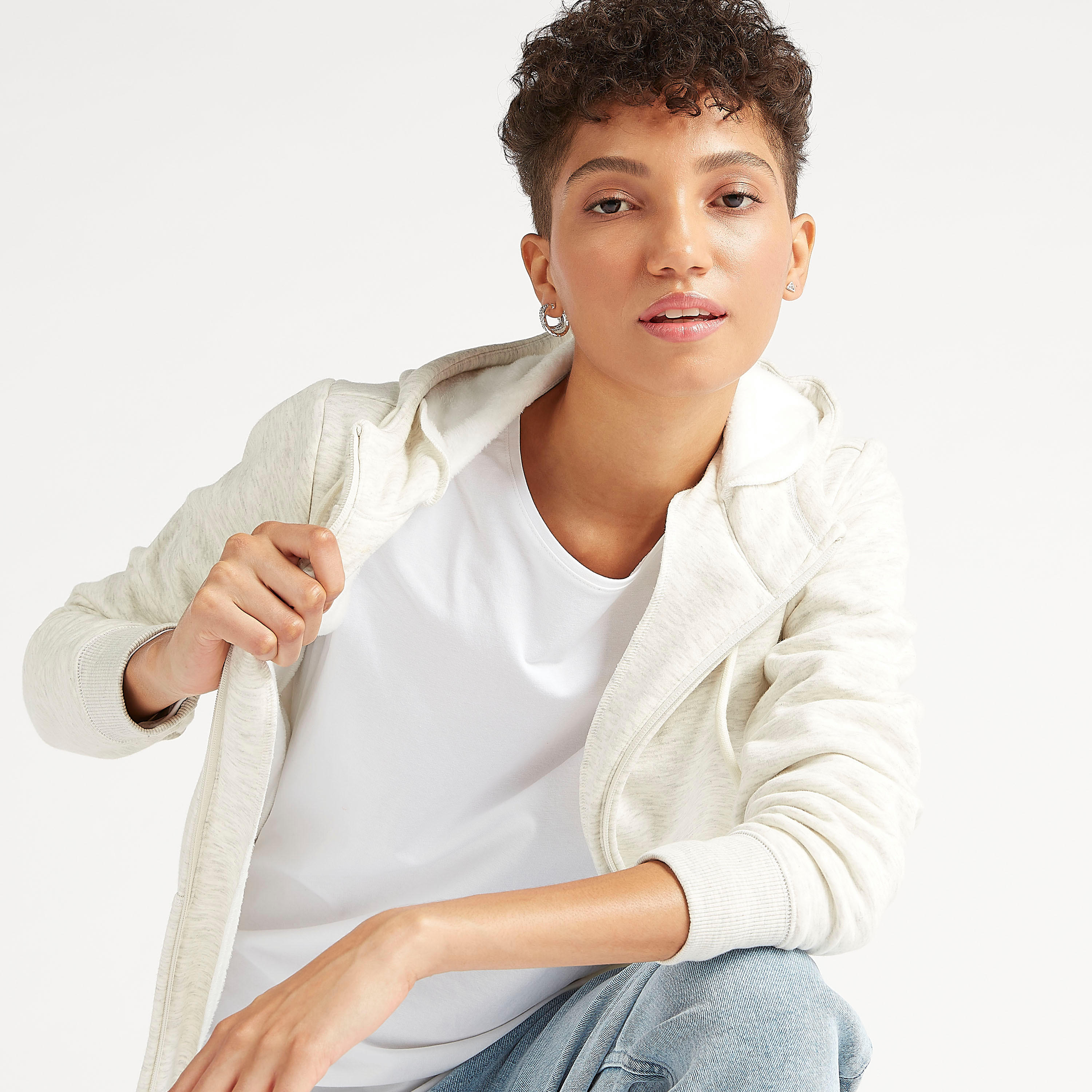 جاكيت مستدام خفيف سادة بقبّعة وجيوب وسحّاب-women-winterwear-coatsandjackets-jackets-image-1