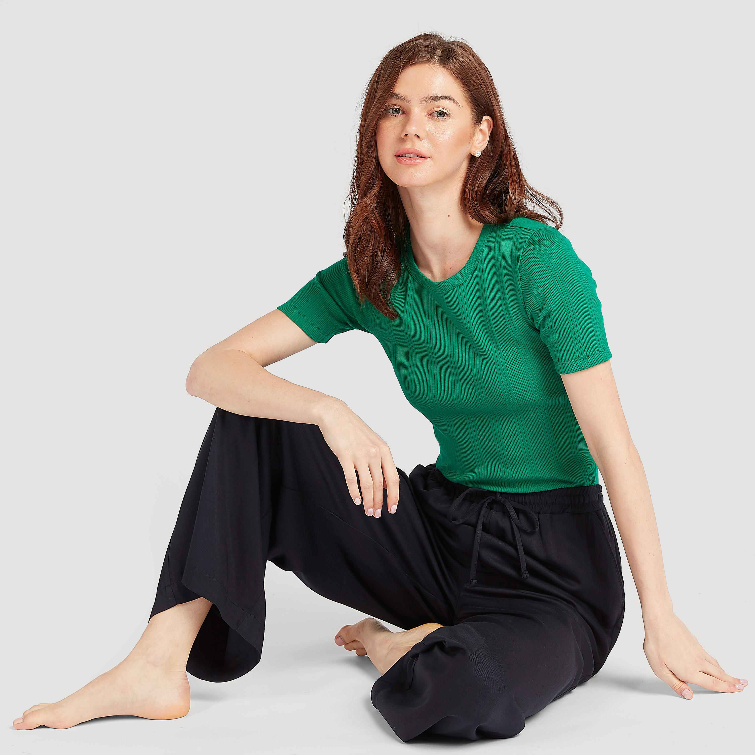 بنطلون بالازو سادة بخصر مطّاطي وجيوب-women-clothing-bottoms-trousers-image-4