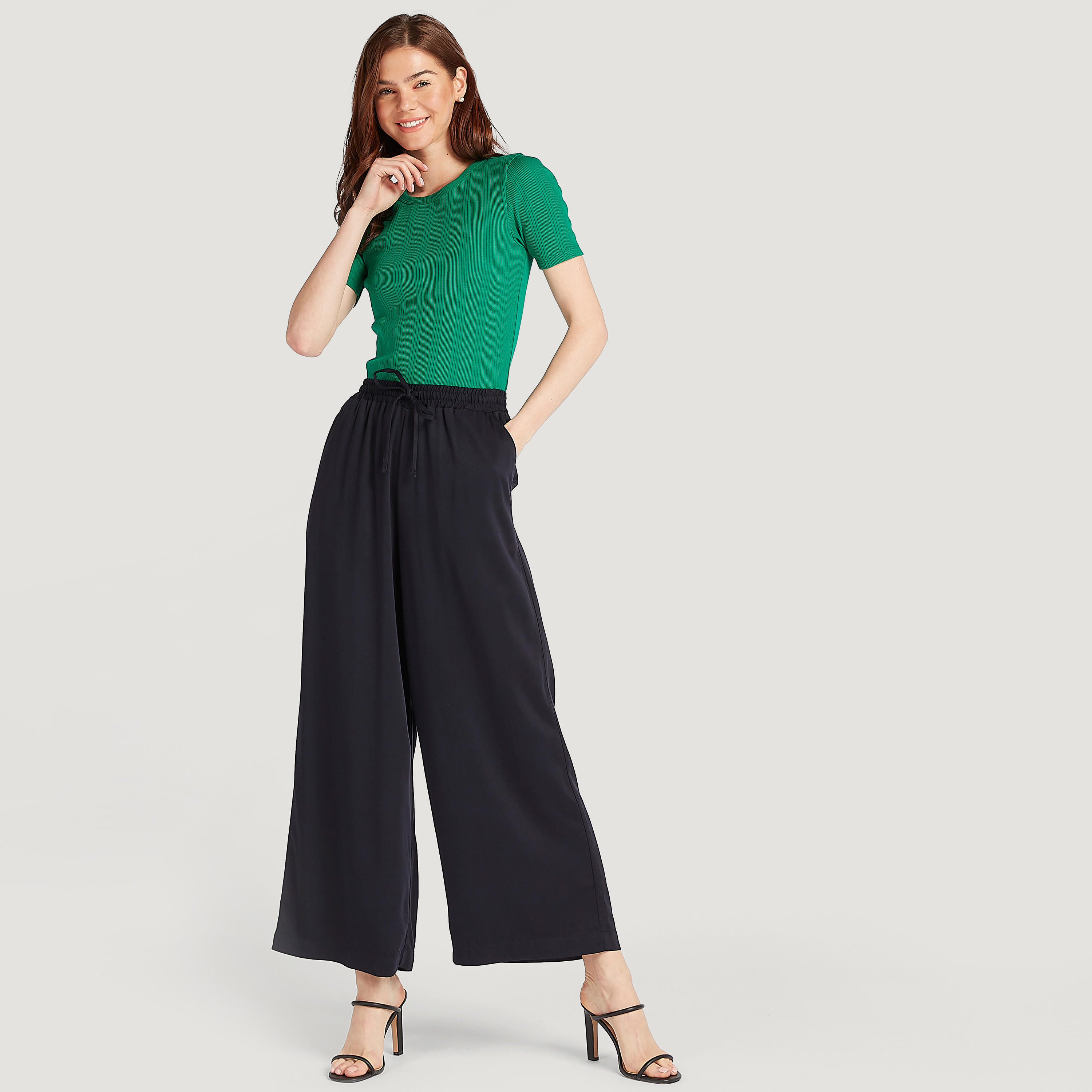 بنطلون بالازو سادة بخصر مطّاطي وجيوب-women-clothing-bottoms-trousers-image-2