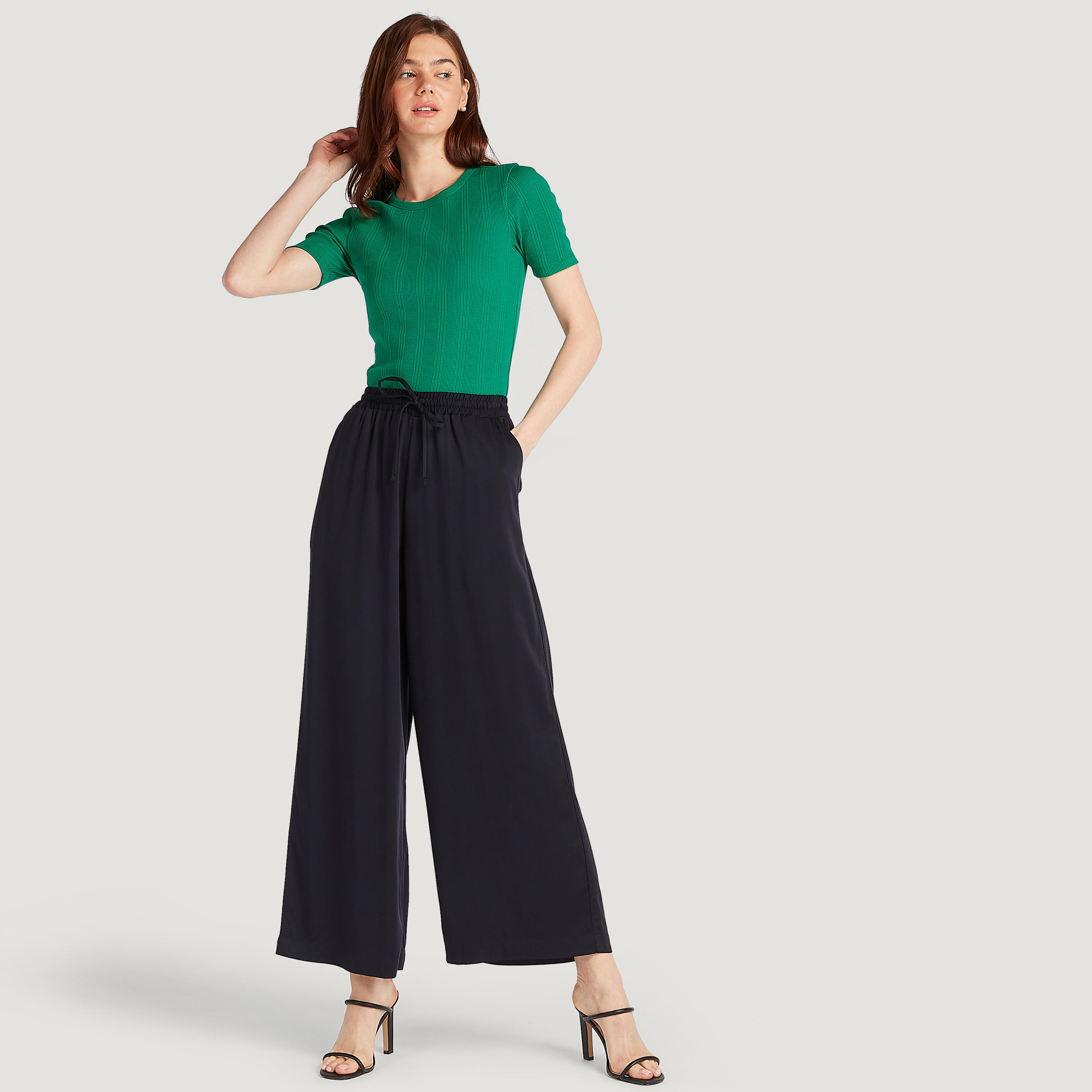 تيشيرت بارز الملمس بياقة ضيّقة وأكمام قصيرة-women-clothing-tshirts-image-2