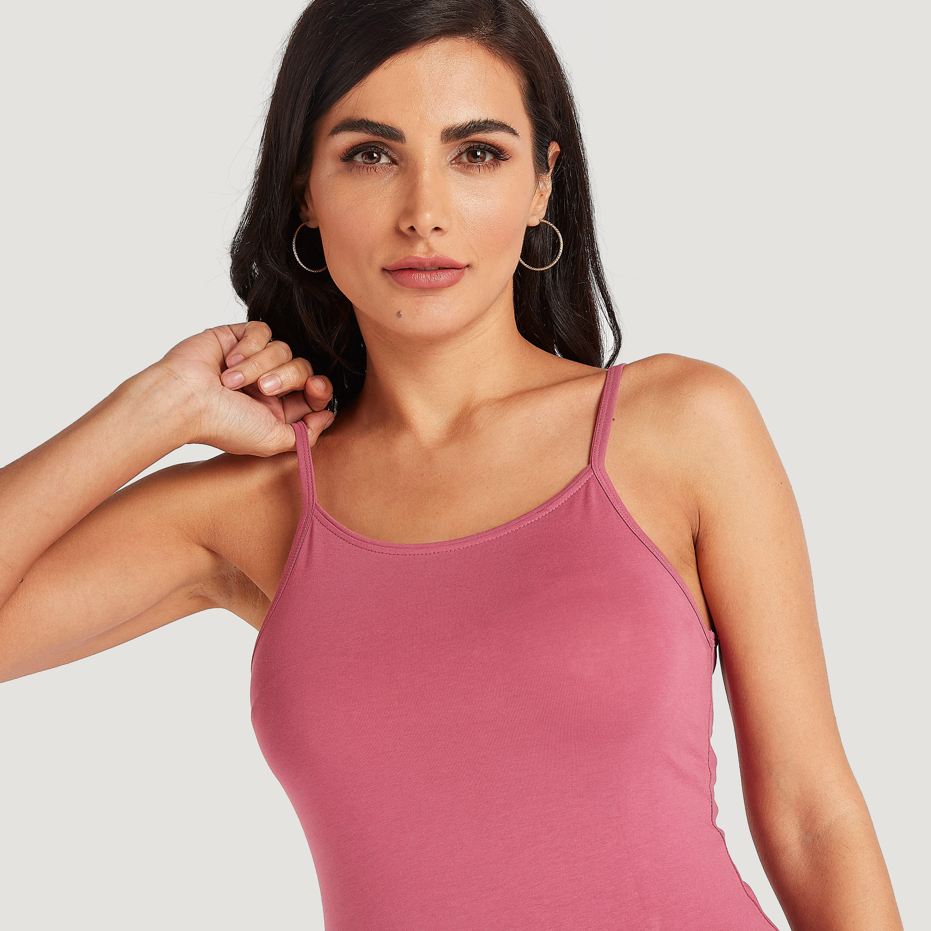 فيست سادة بياقة عميقة وحمّالات رفيعة-women-clothing-tshirts-image-2