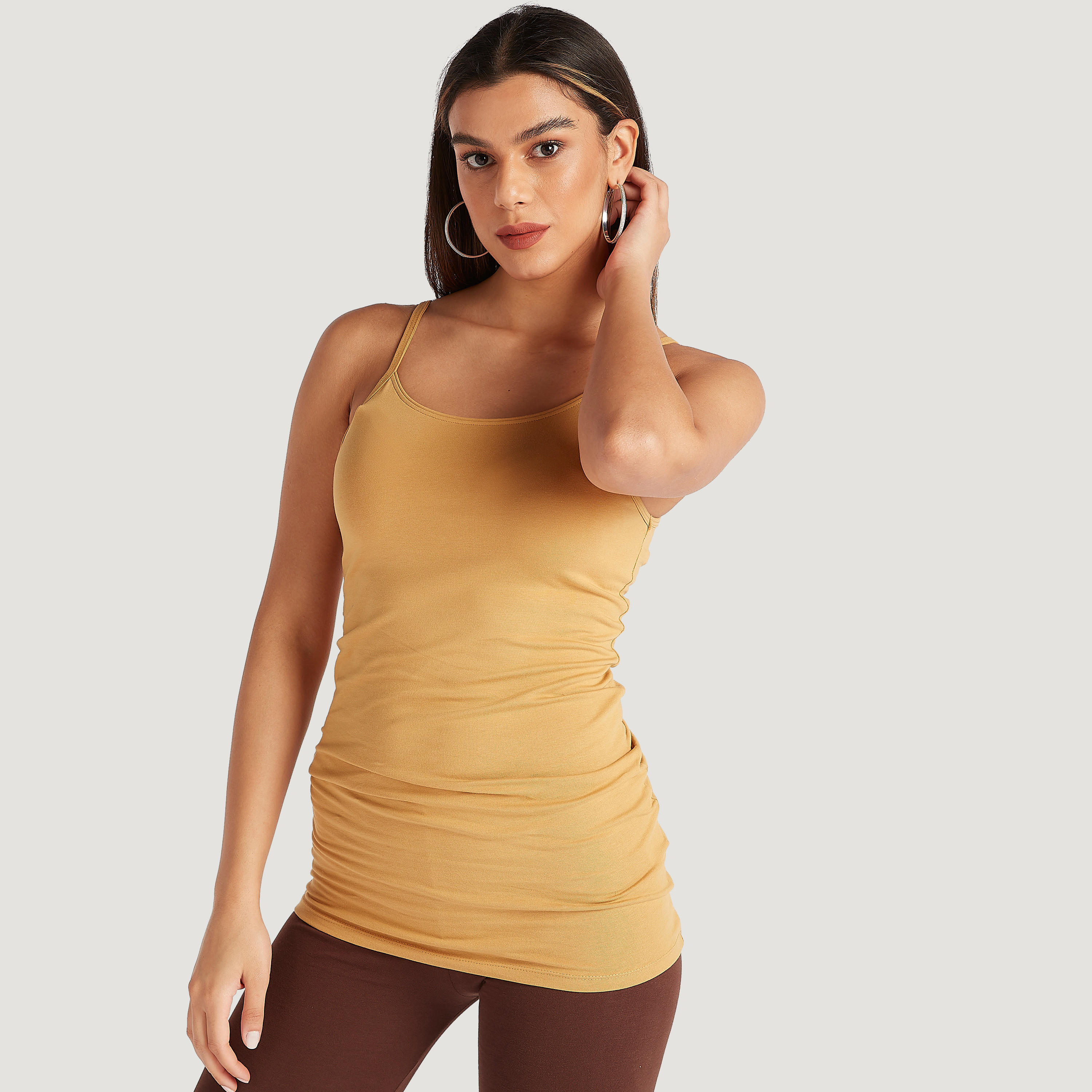 بلوزة كامي سادة بياقة عميقة وأحزمة رفيعة-women-clothing-tshirts-image-4