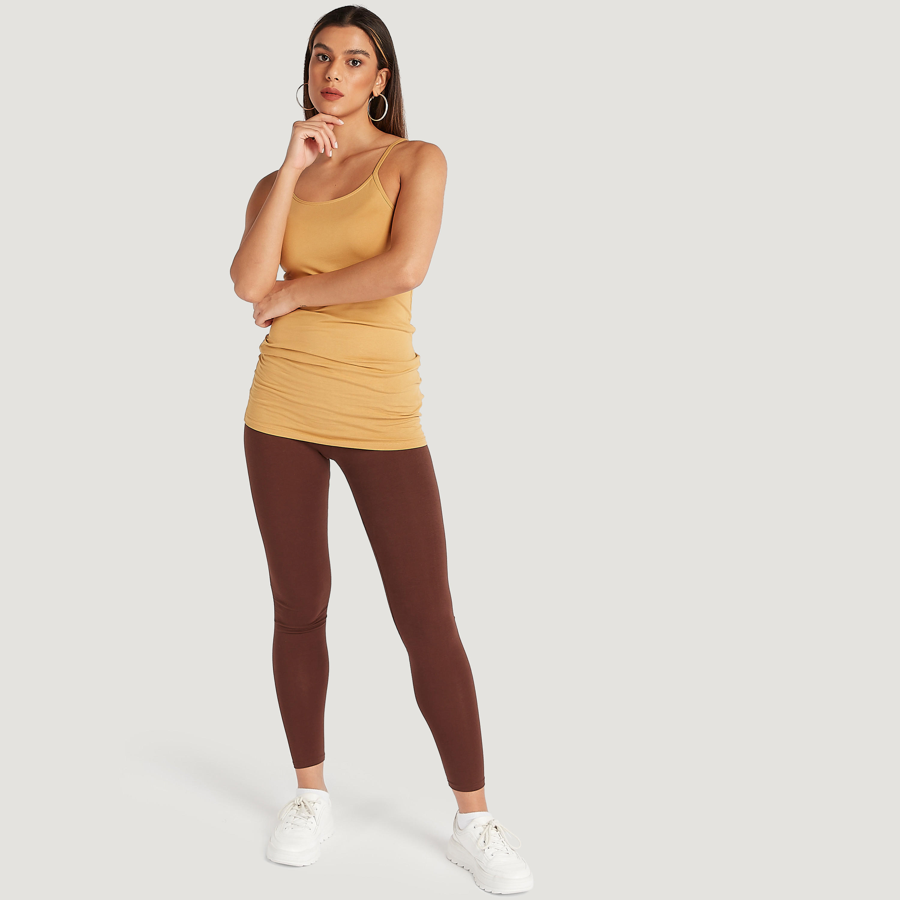 بلوزة كامي سادة بياقة عميقة وأحزمة رفيعة-women-clothing-tshirts-image-3