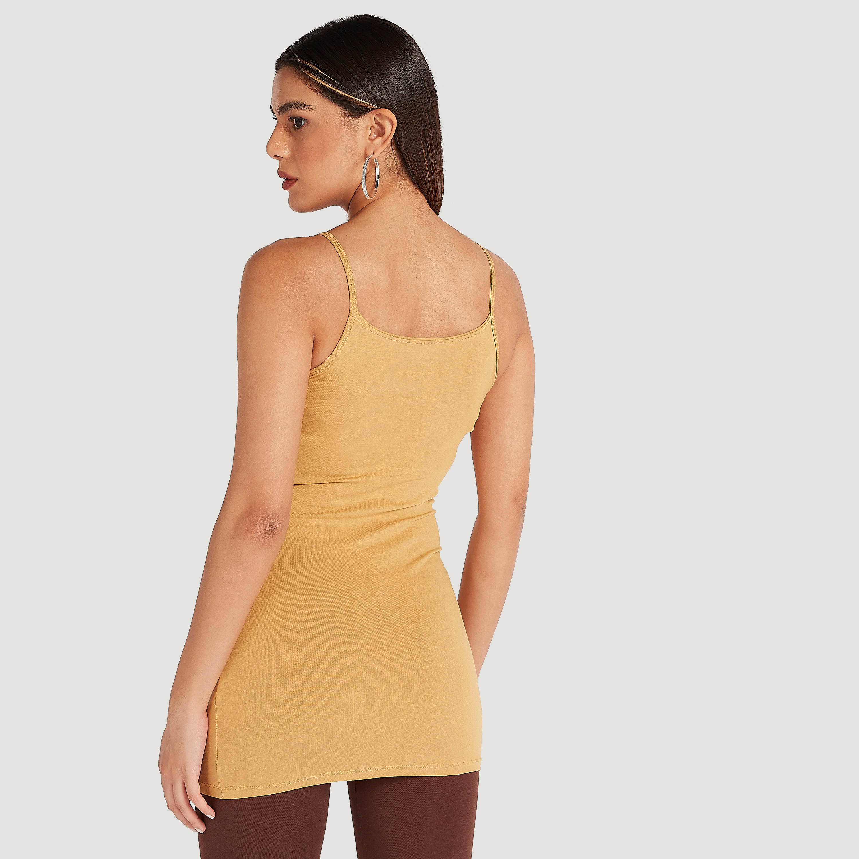 بلوزة كامي سادة بياقة عميقة وأحزمة رفيعة-women-clothing-tshirts-image-1