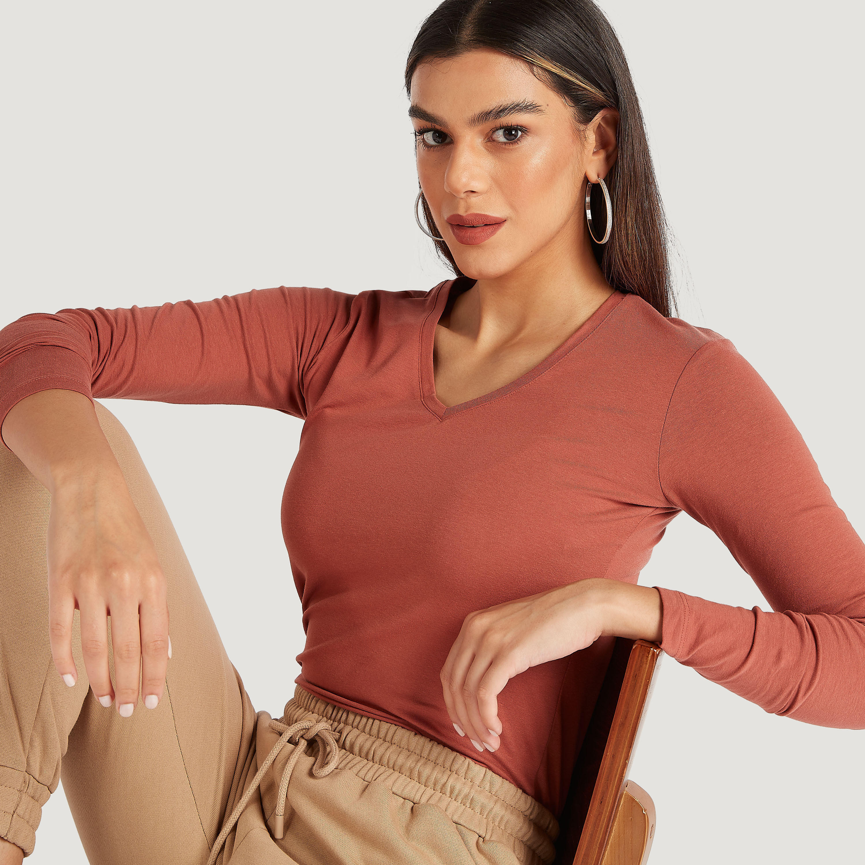 تيشيرت سادة بياقة V وأكمام طويلة-women-clothing-tshirts-image-1