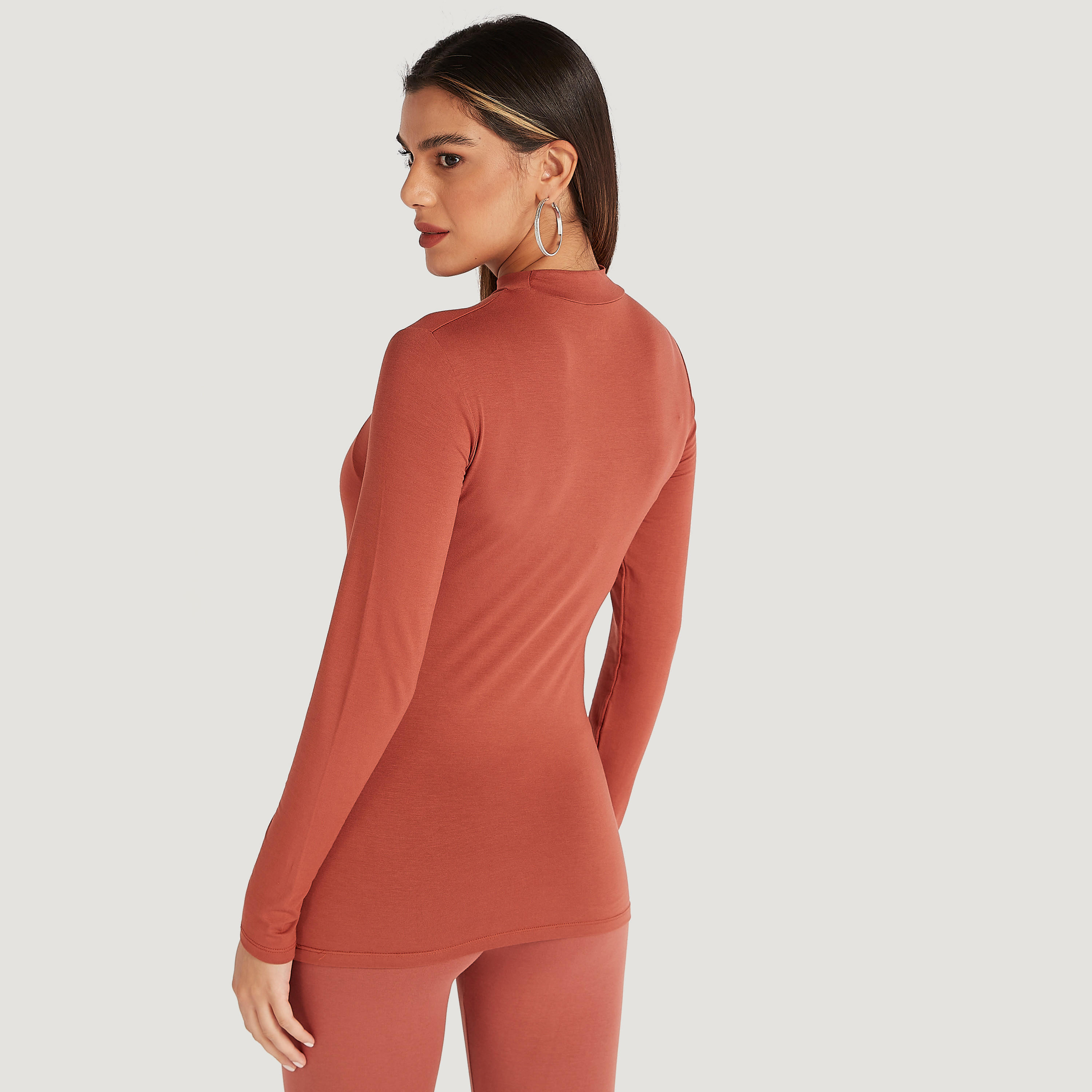 بلوزة سادة بياقة عالية وأكمام طويلة-women-clothing-tshirts-image-1