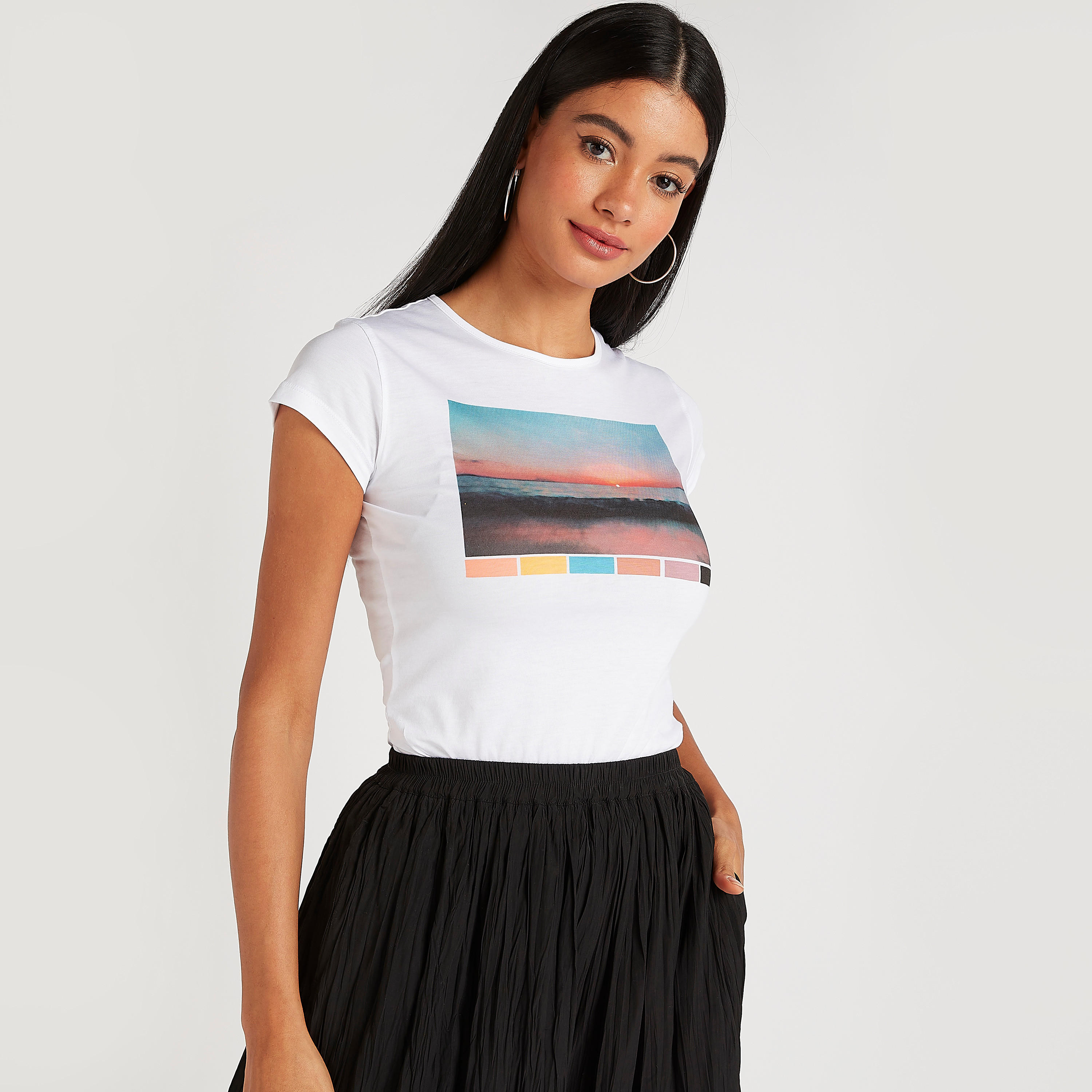 تيشيرت بياقة ضيقة وأكمام كاب وطبعات جرافيك-women-clothing-tshirts-image-1
