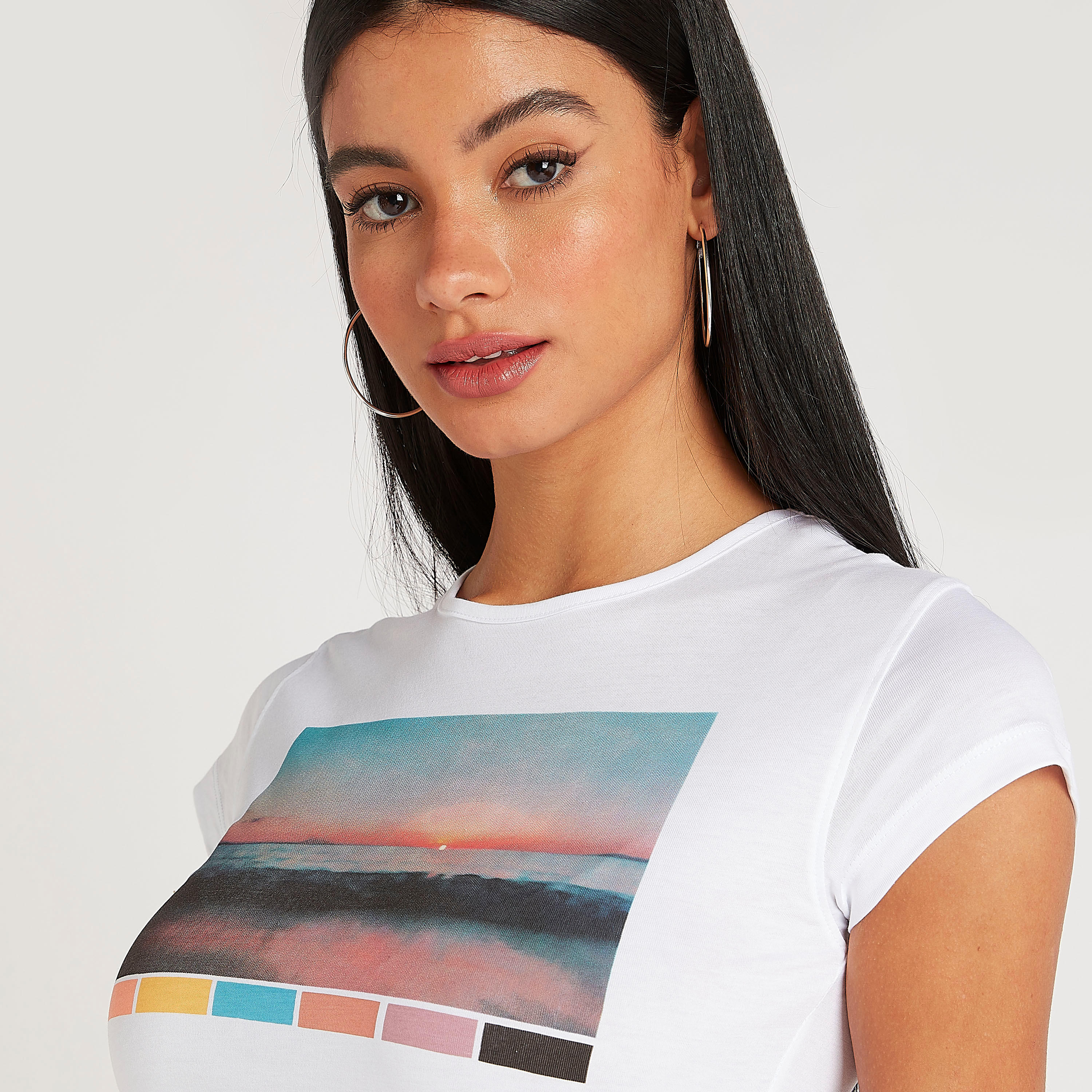 تيشيرت بياقة ضيقة وأكمام كاب وطبعات جرافيك-women-clothing-tshirts-image-3
